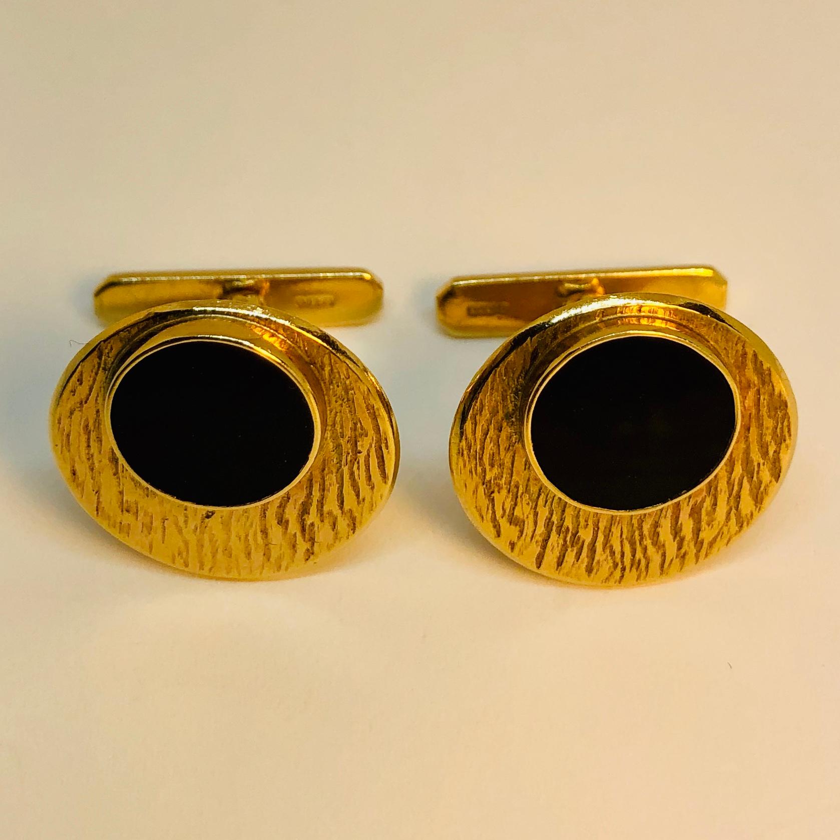 Onyx and textured gold disc shaped Swilink cuff links with bi folding design feature. Modernist style. Marks for 9k gold.