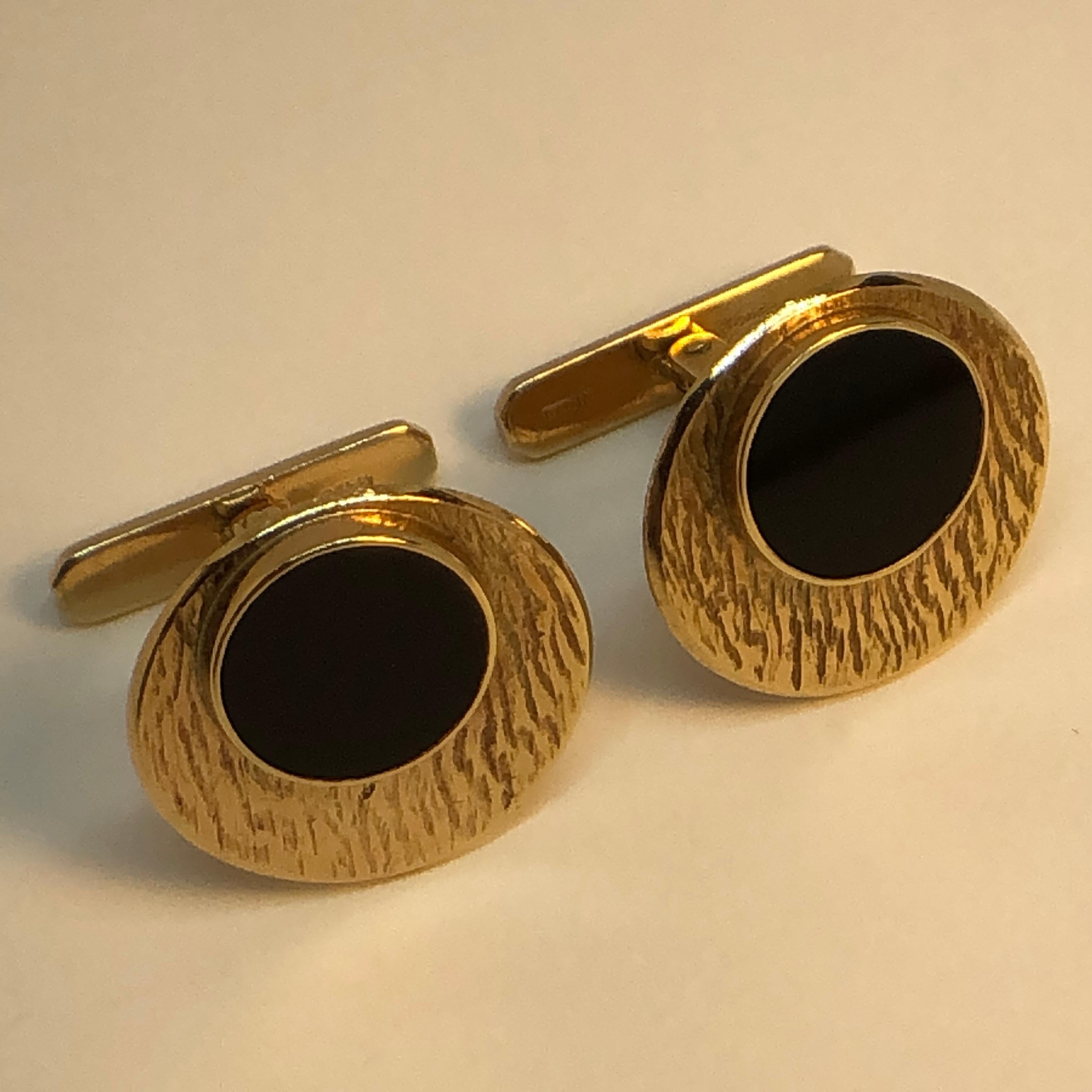 Round Cut Modernist Onyx and Textured Swilink 9 Carat Gold Cuff Links For Sale