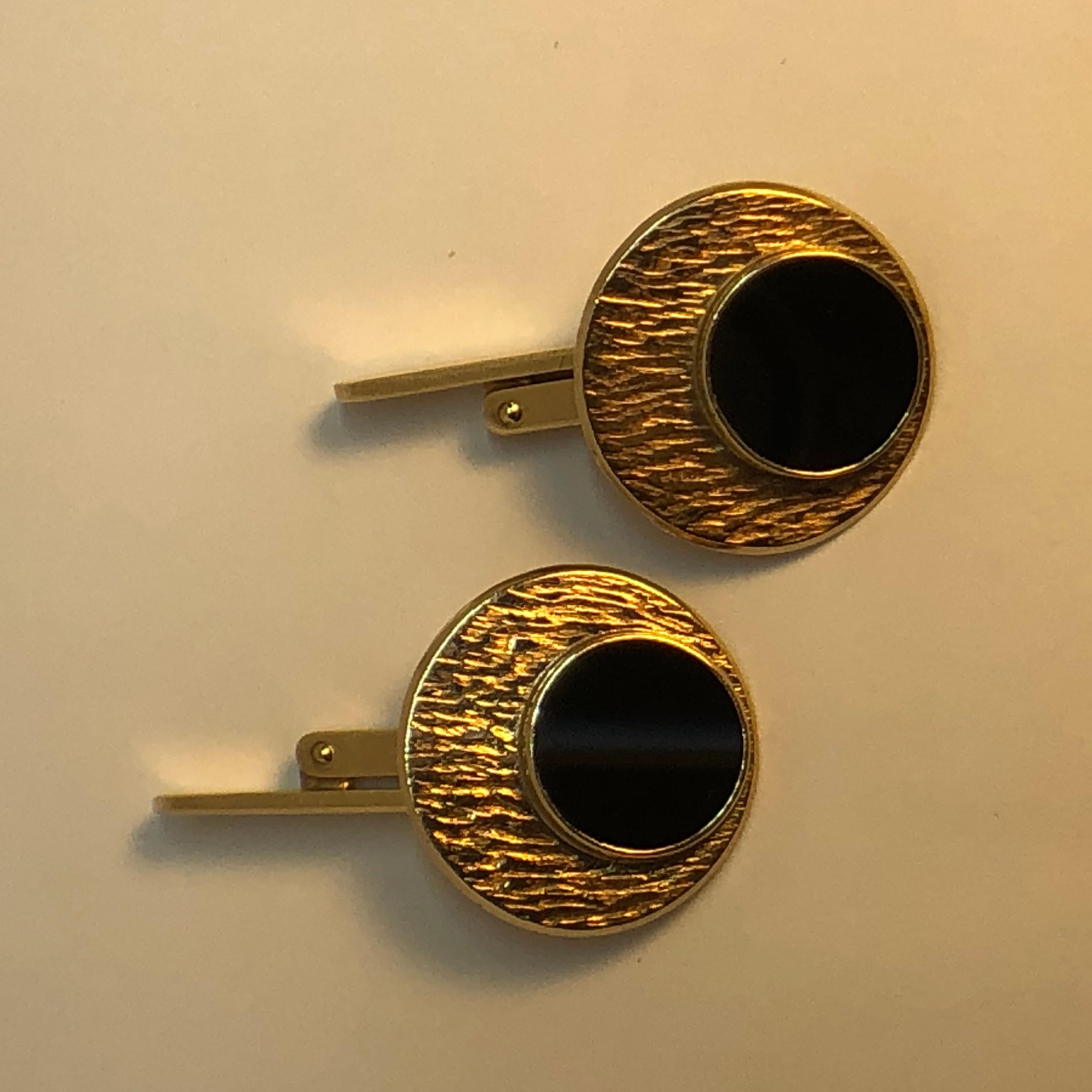 Men's Modernist Onyx and Textured Swilink 9 Carat Gold Cuff Links For Sale
