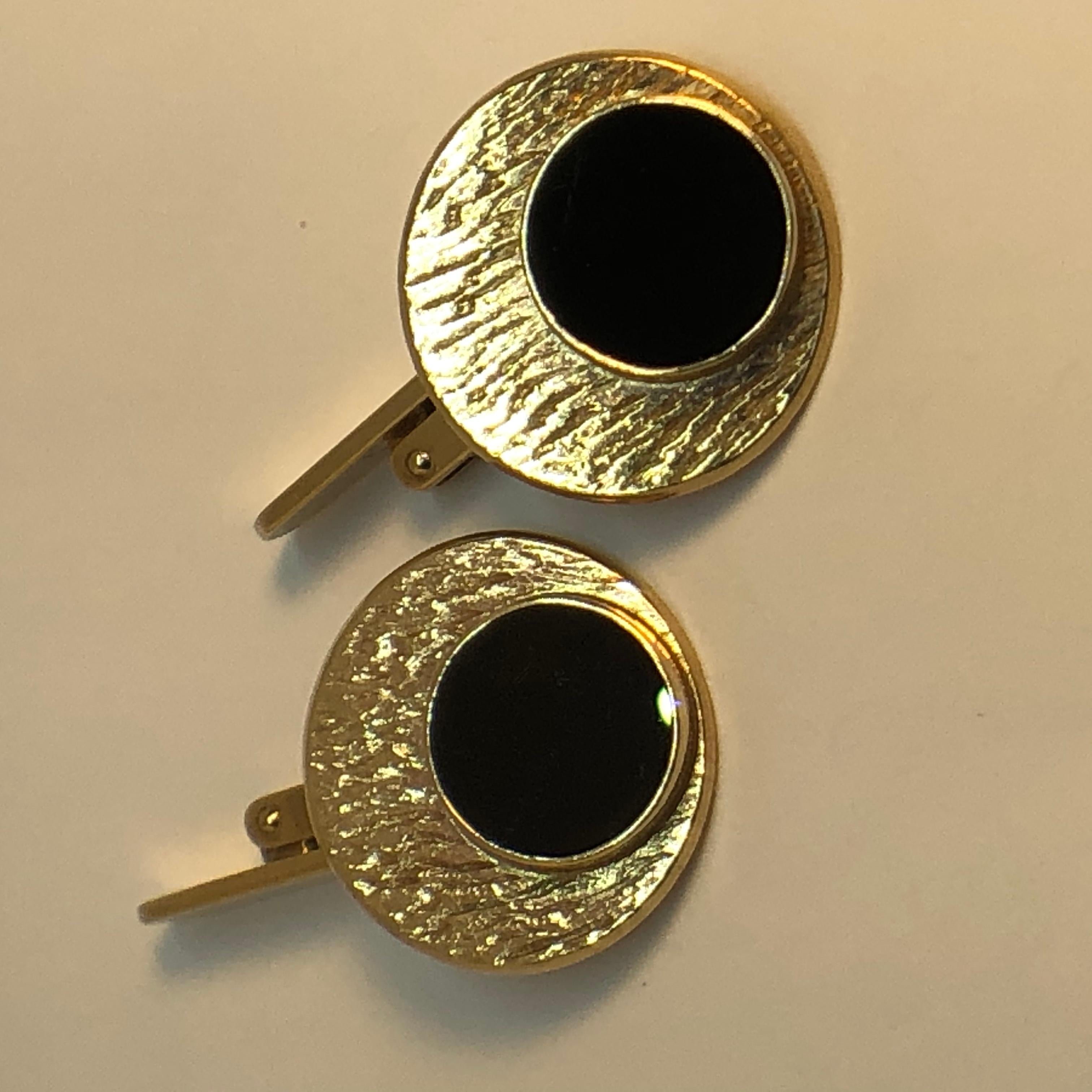 Modernist Onyx and Textured Swilink 9 Carat Gold Cuff Links For Sale 1