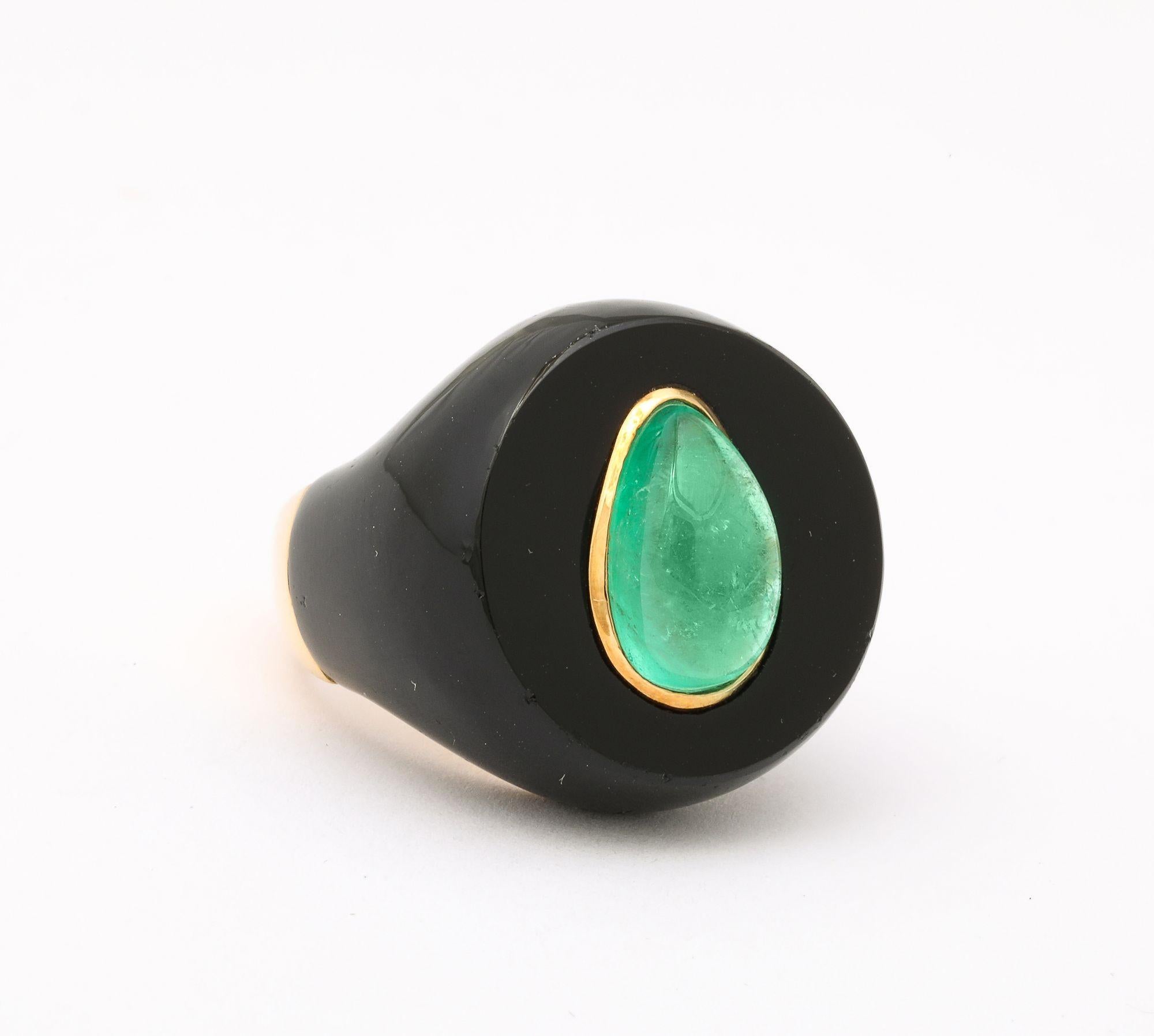 Modernist Onyx & Emerald and Gold Ring 18K im Zustand „Gut“ im Angebot in New York, NY