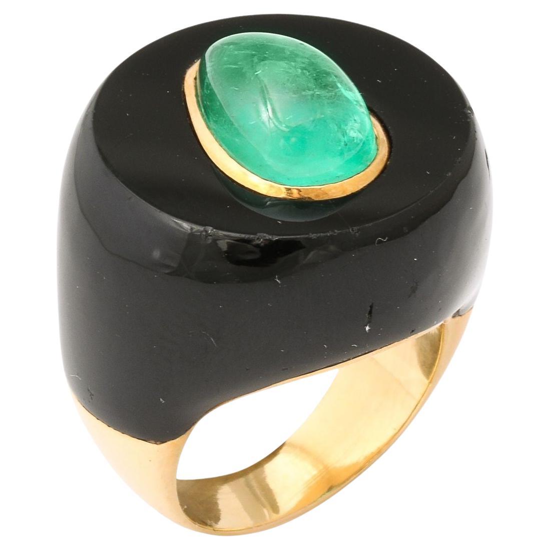 Modernist Onyx 
Emerald and Gold Ring 18K im Angebot