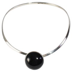 Collar modernista de ónice