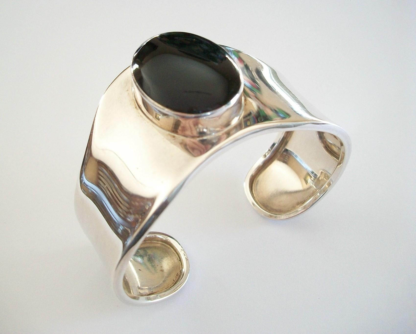 Oval Cut Modernist Onyx & Sterling Silver Bracelet, United States, Late 20th Century