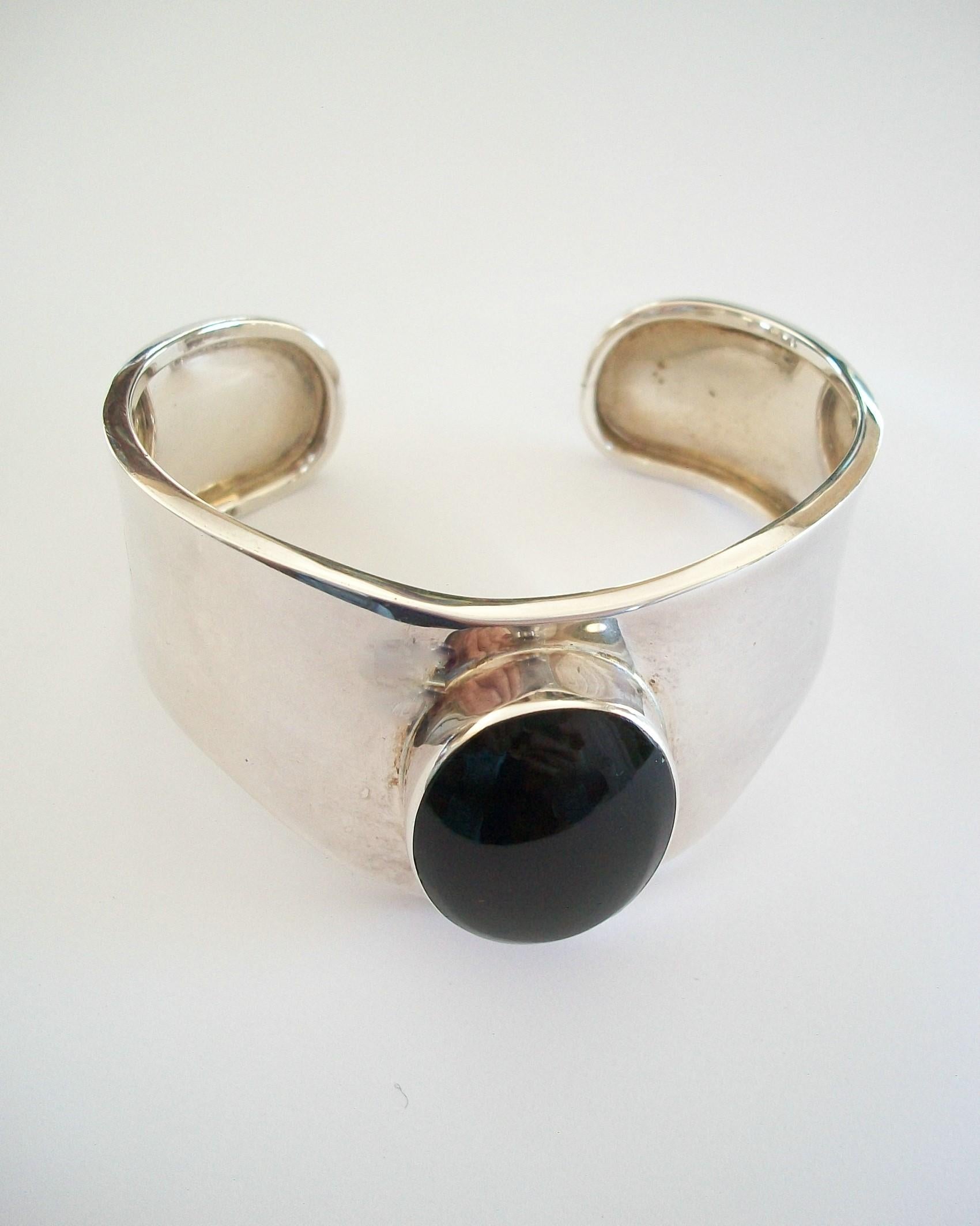 Modernist Onyx & Sterling Silver Bracelet, United States, Late 20th Century In Good Condition In Chatham, CA