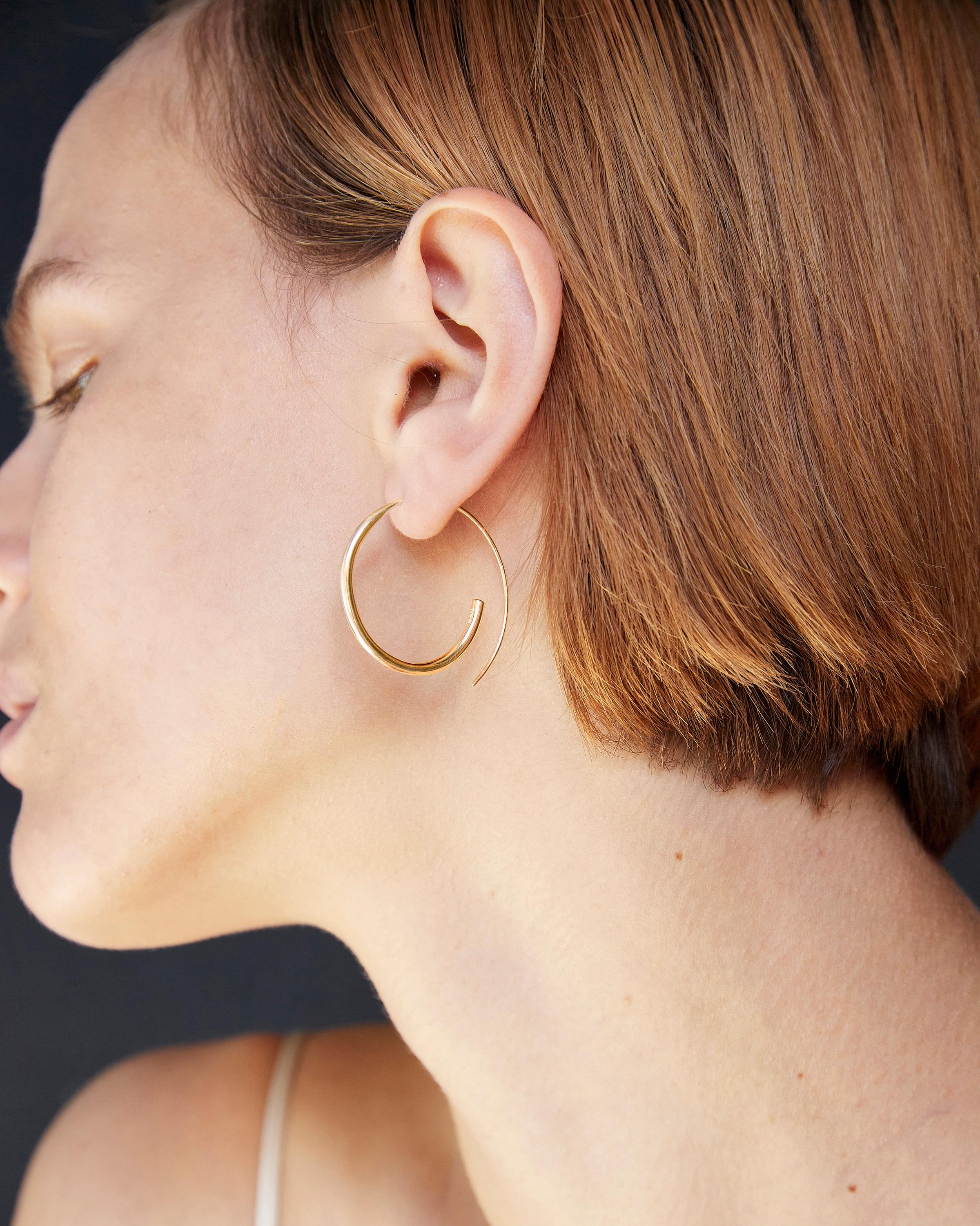 BAR Jewellery, London UK, ARC EARRINGS, Gold Plated 

Classic hoop earrings with a refined edge. Lightweight and versatile making them perfect for everyday wear.

Recycled sterling silver with 18ct gold plating
Drop: 3cm
Width at widest point: