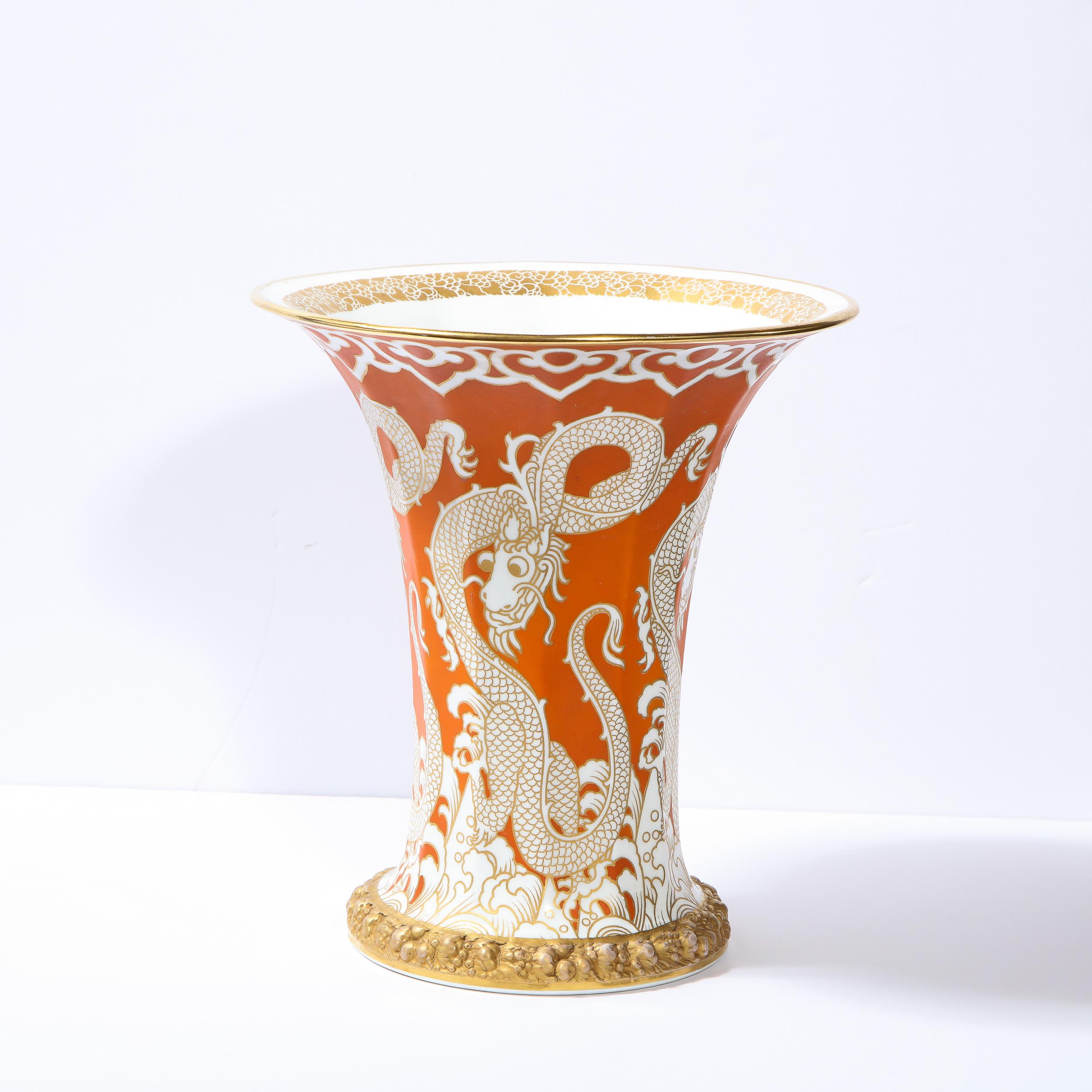 Diese atemberaubende modernistische Vase wurde in der zweiten Hälfte des 20. Jahrhunderts von dem angesehenen Hersteller Rosenthal realisiert. Sie hat einen runden Sockel mit vergoldeten:: stilisierten:: neoklassizistischen:: reliefartigen