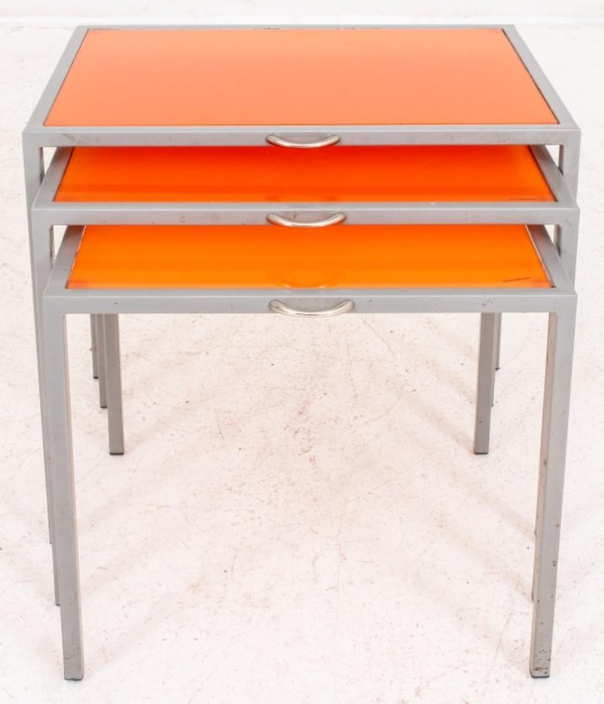 Moderne Tables gigognes modernistes en verre orange et acier, lot de trois