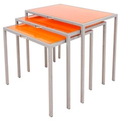 Modernistische orangefarbene Tische aus Glas und Stahl, Set aus drei Tischen