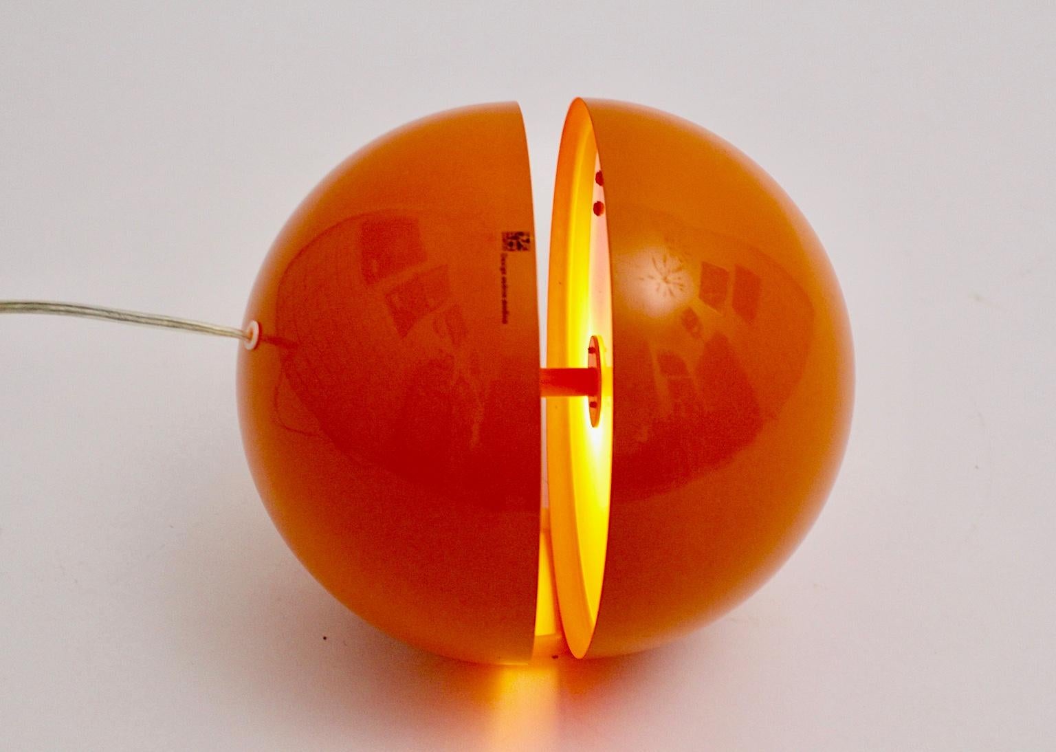 Lampe de bureau moderniste en plastique orange Andrea Modica pour Lumess Switzerland Bon état - En vente à Vienna, AT