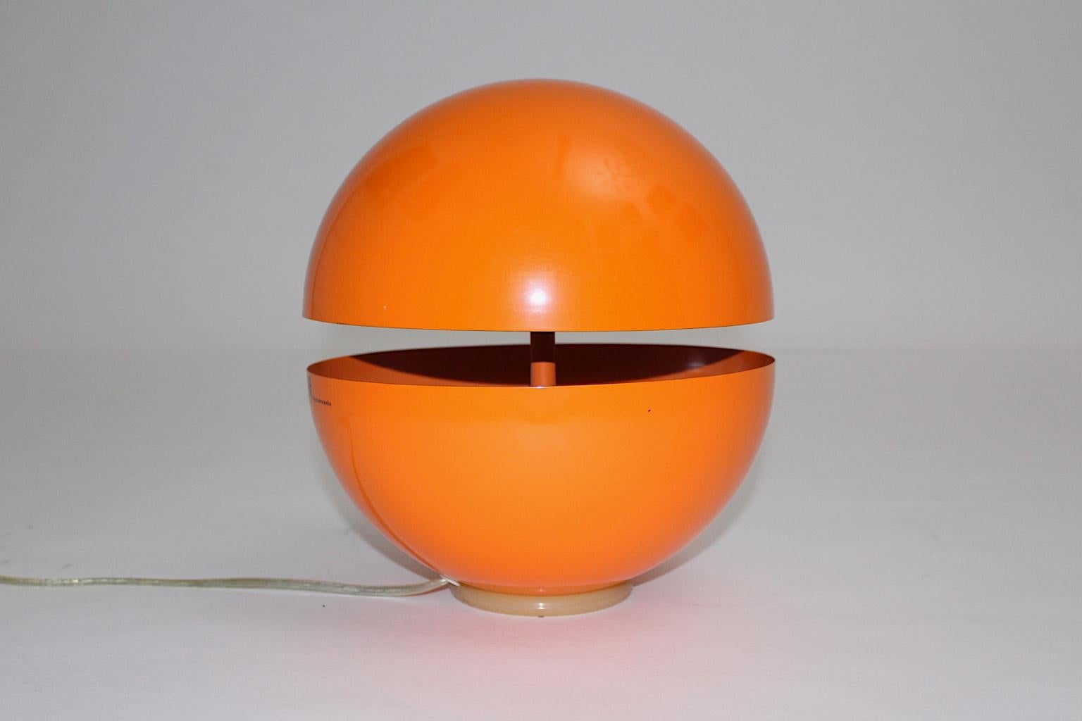 XXIe siècle et contemporain Lampe de bureau moderniste en plastique orange Andrea Modica pour Lumess Switzerland en vente