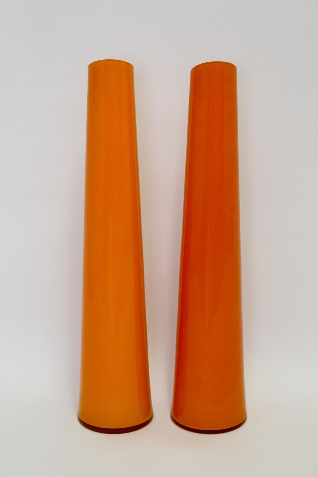 Modernist duo pair of orange glass vessels or vases 1990s. Italy.
This presented duett of orange glass vases work perfectly as bold color splash in your organic environment.
Very good vintage condition
approx. measures:
Diameter: 22 cm
Height: 100