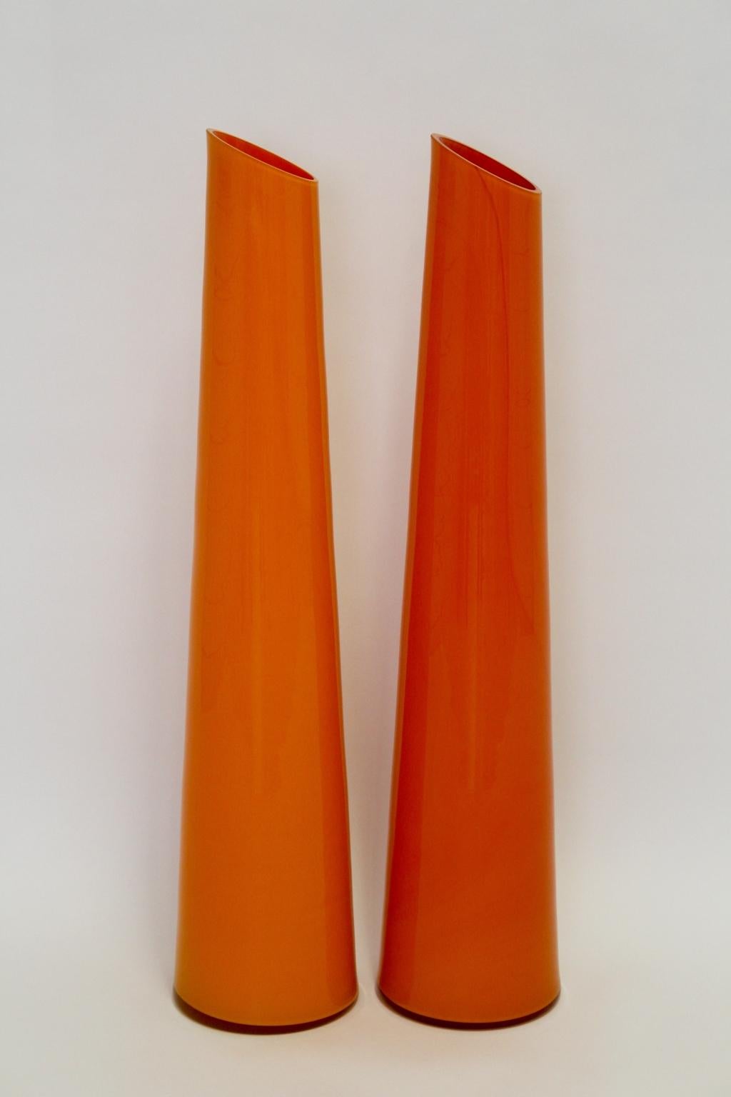 Modernistische orangefarbene Vintage-Glasvasen der Moderne, Italien, um 1990 (Italienisch) im Angebot