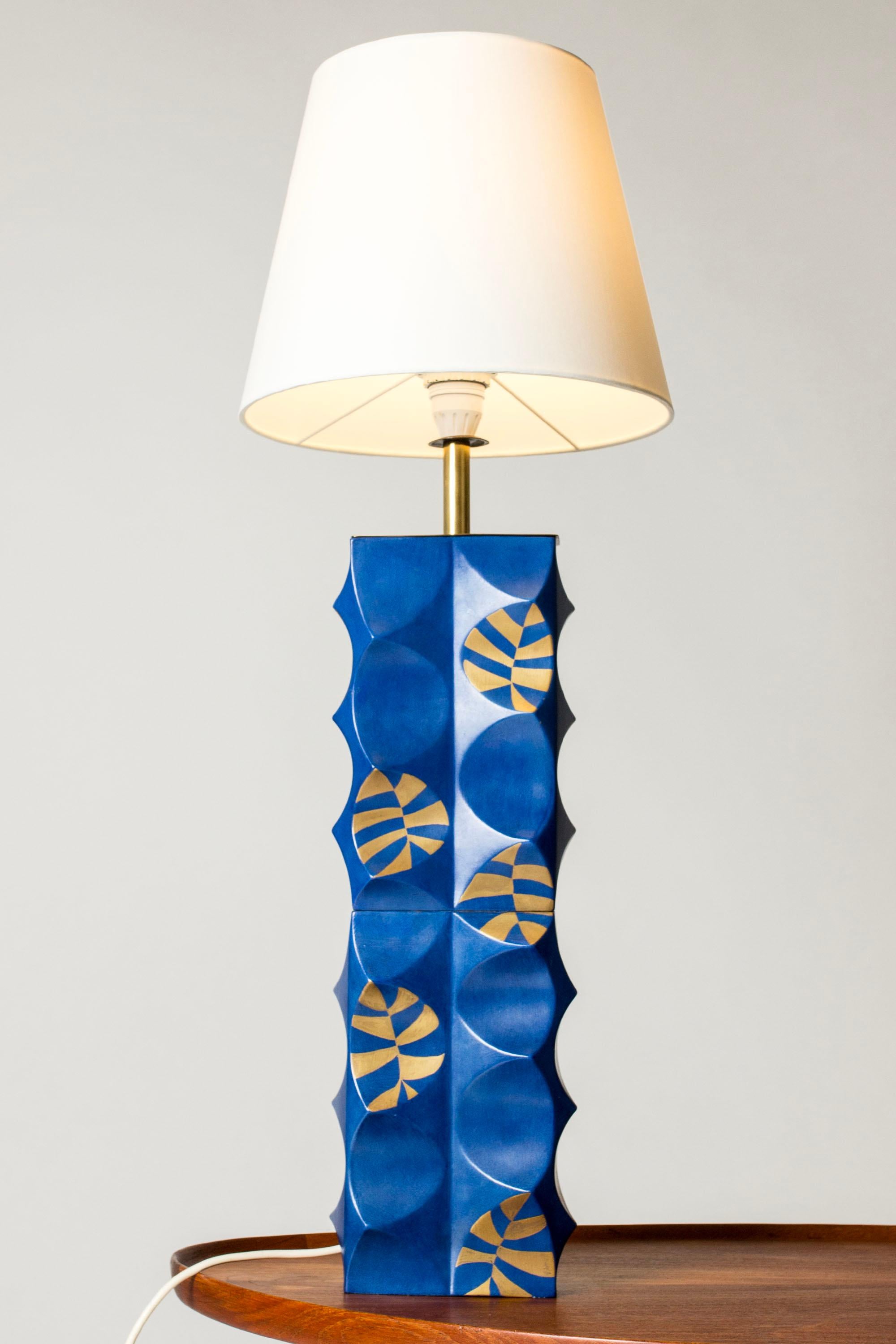 Striking table lamp by Liisa Hallamaa, in a tall design that can also work as a floor lamp. Made from stoneware with a sculpted surface, lacquered bright blue with decor of golden leaves.
