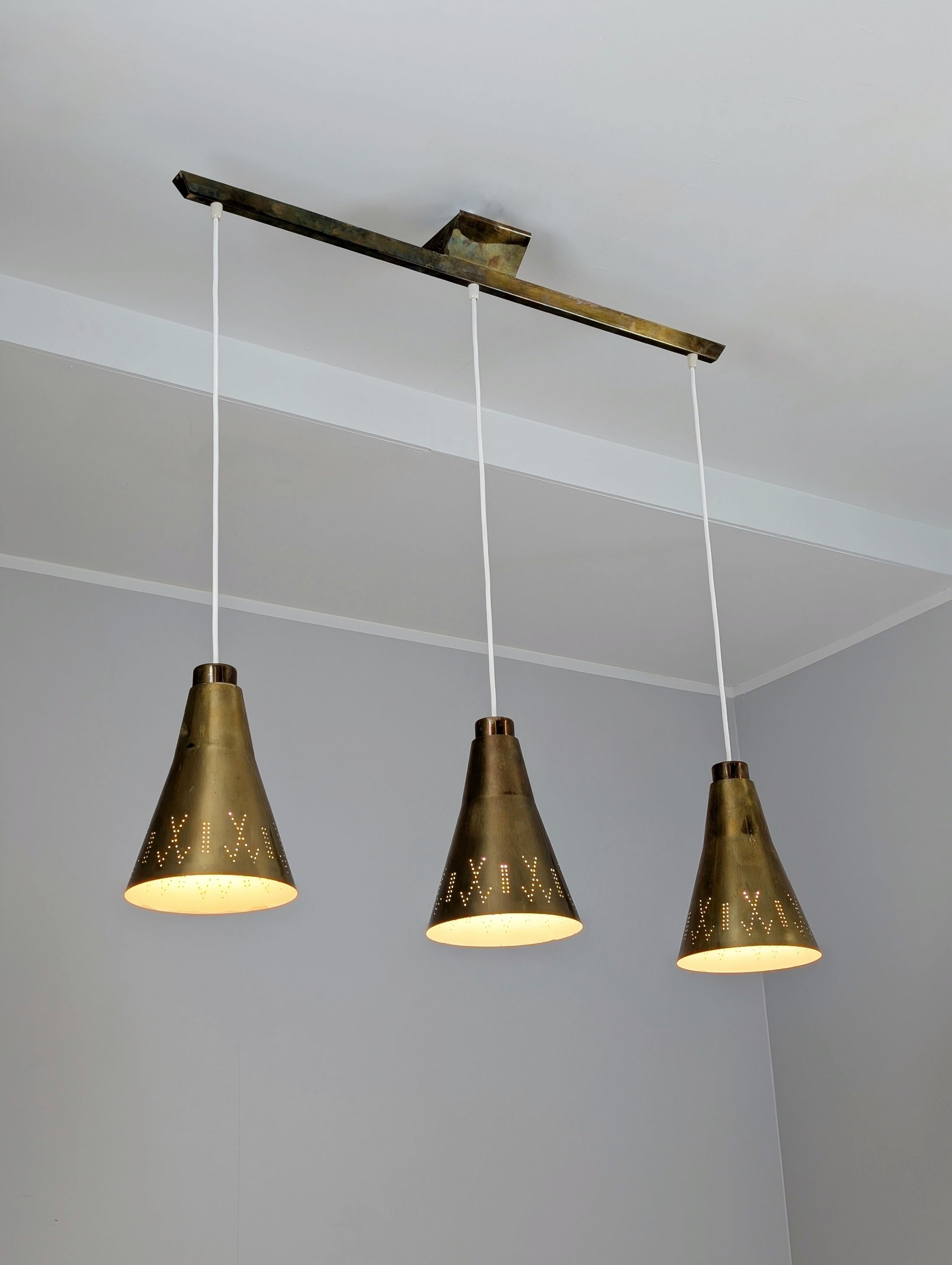 Ciondolo modernista in ottone traforato Paavo Tynell Modello 1995/3, Taito 1950s in vendita 3