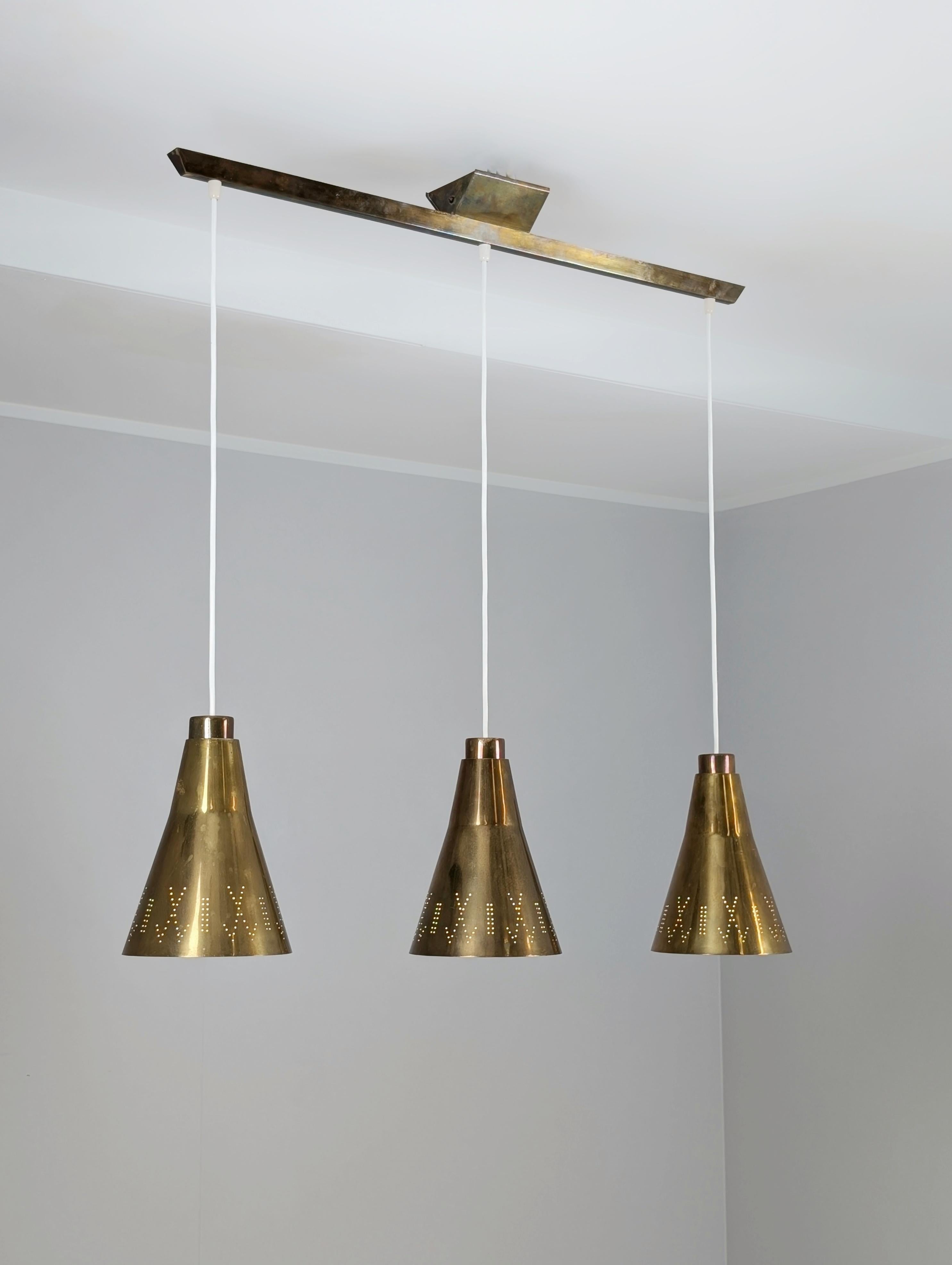 Ciondolo modernista in ottone traforato Paavo Tynell Modello 1995/3, Taito 1950s in vendita 4