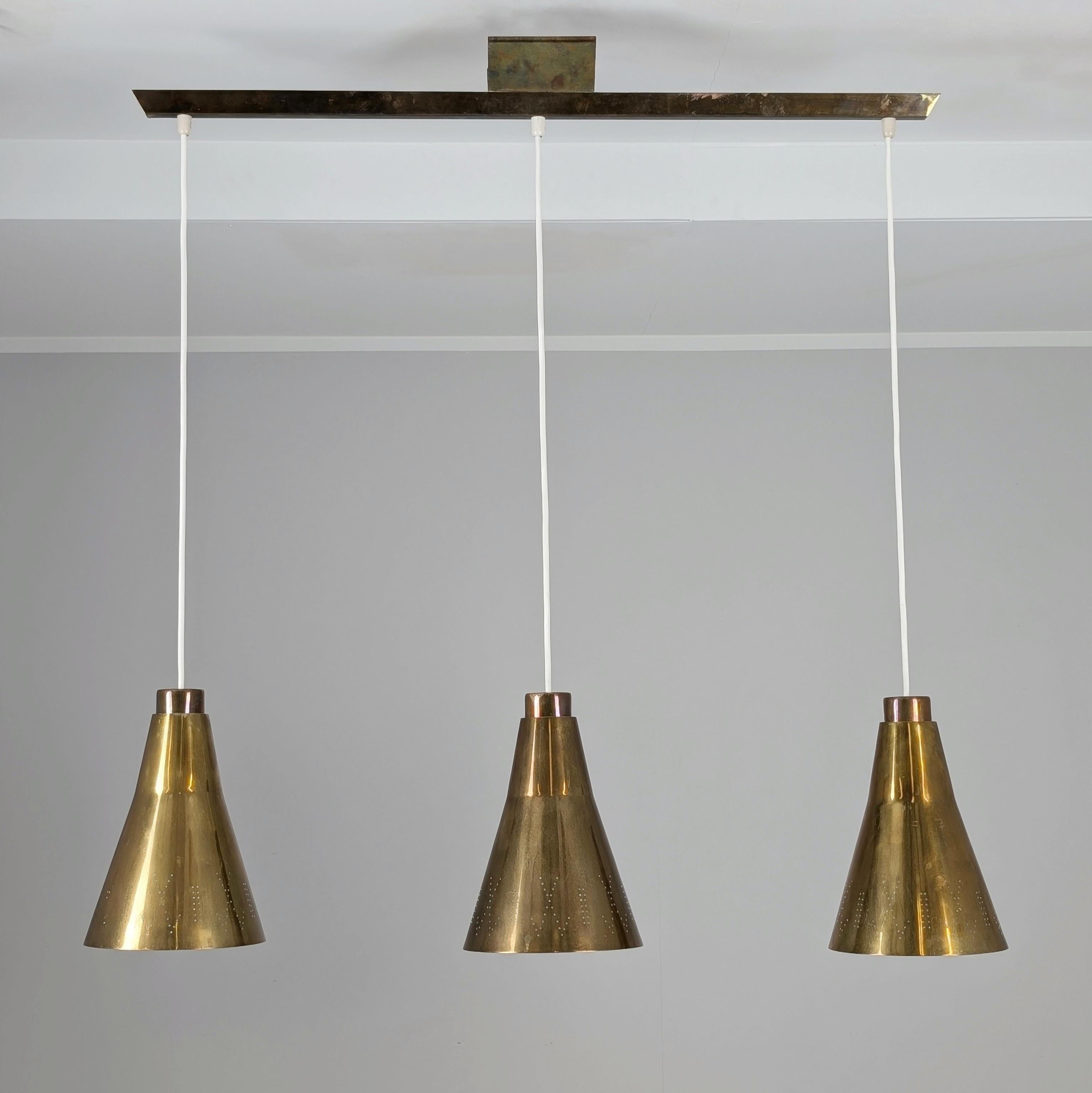 Ciondolo modernista in ottone traforato Paavo Tynell Modello 1995/3, Taito 1950s in vendita 5