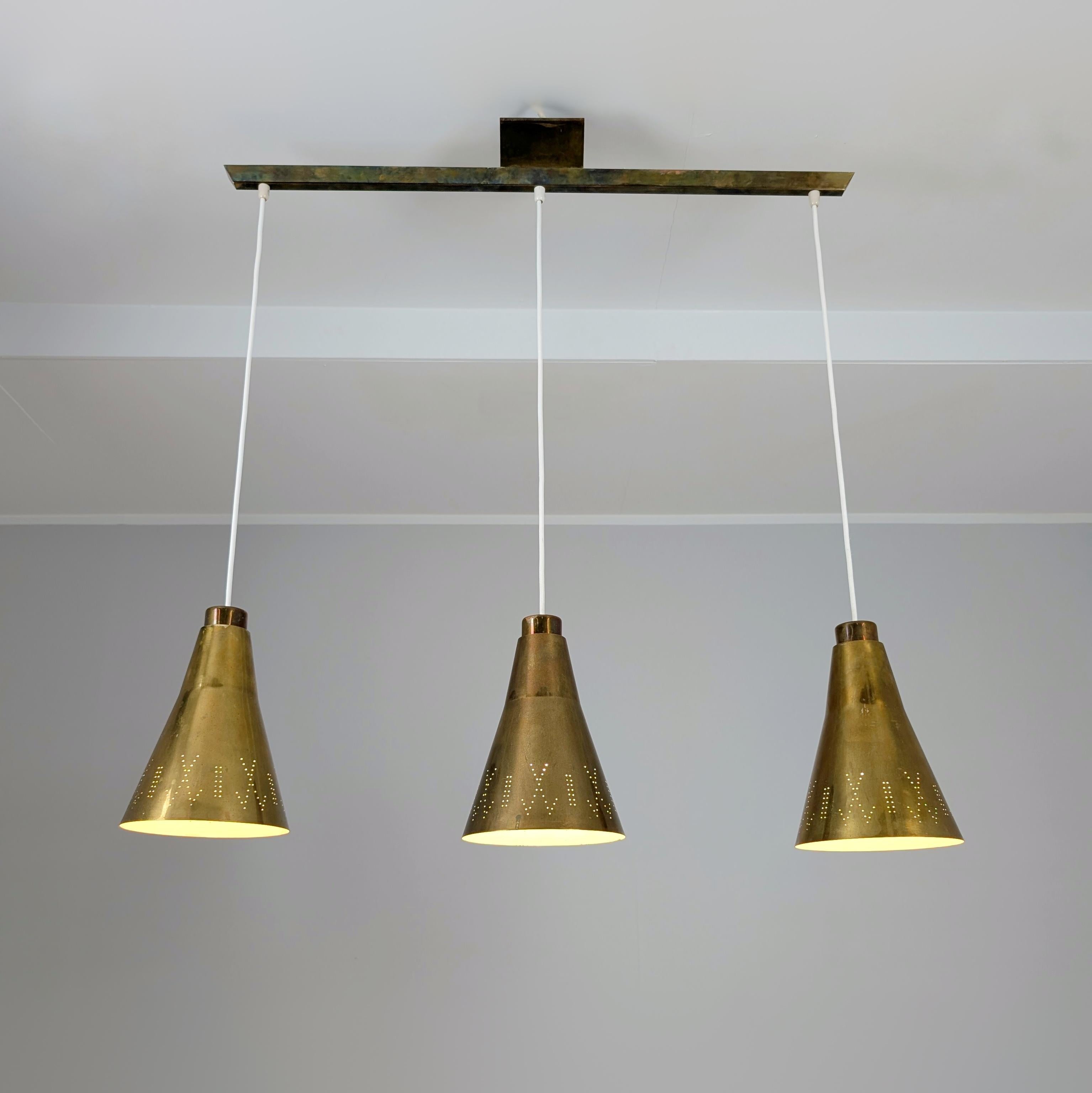 Ciondolo modernista in ottone traforato Paavo Tynell Modello 1995/3, Taito 1950s in vendita 6