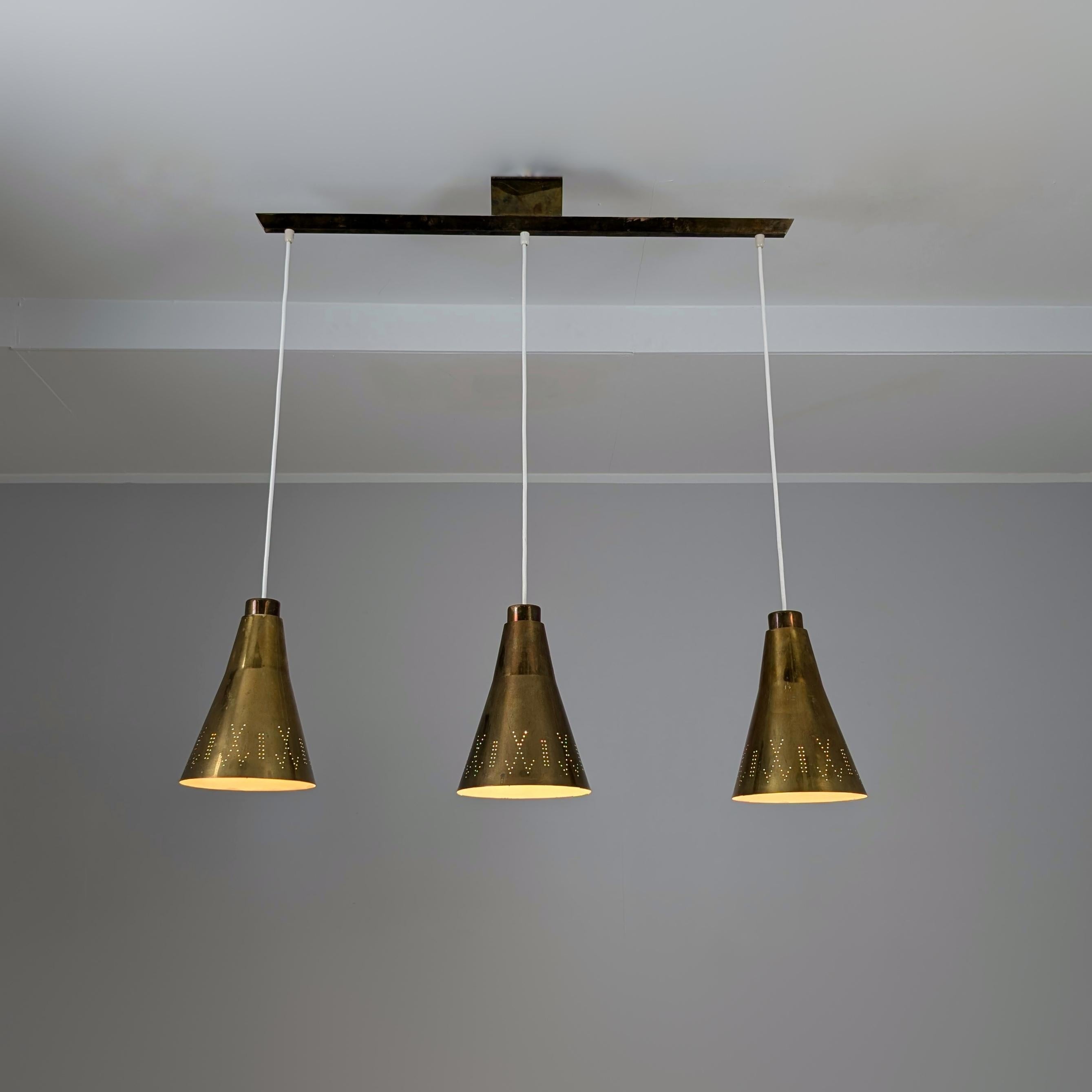 Mid-Century moderno Ciondolo modernista in ottone traforato Paavo Tynell Modello 1995/3, Taito 1950s in vendita