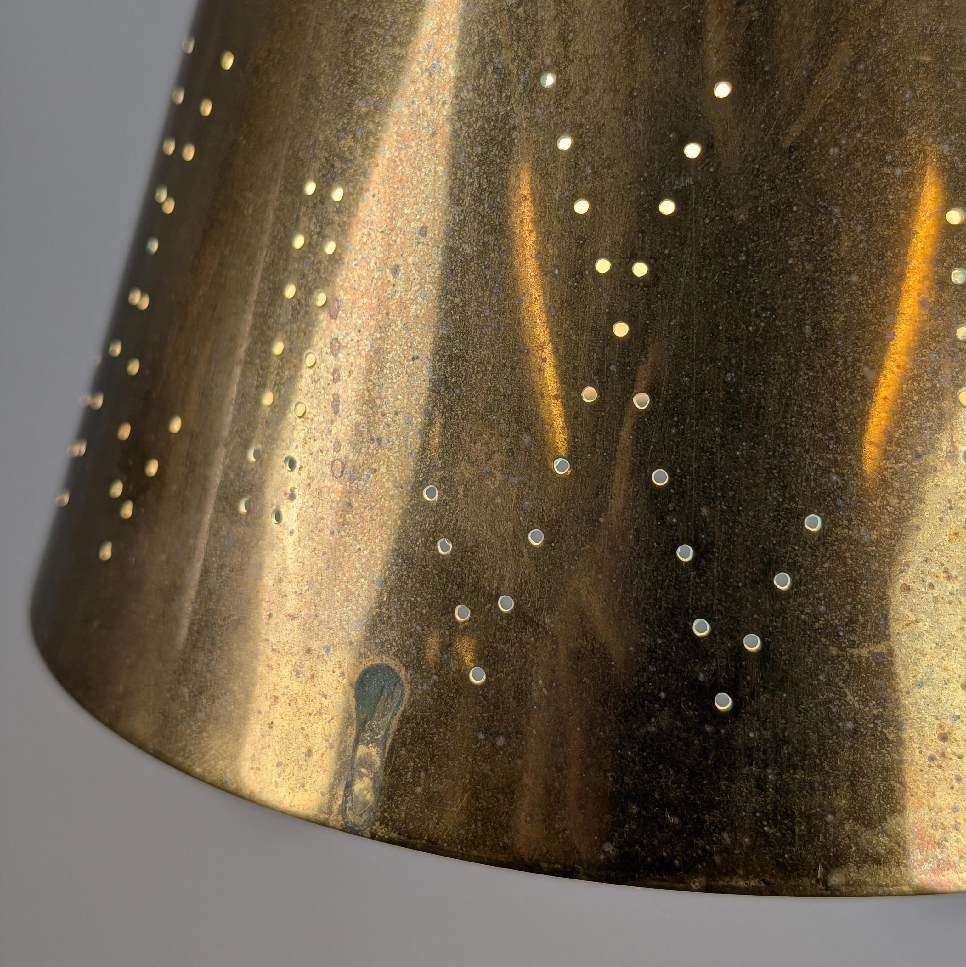 Finlandese Ciondolo modernista in ottone traforato Paavo Tynell Modello 1995/3, Taito 1950s in vendita