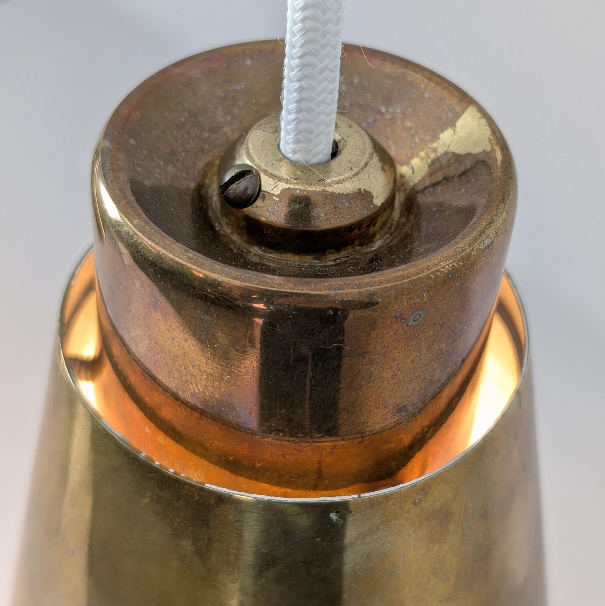 Ciondolo modernista in ottone traforato Paavo Tynell Modello 1995/3, Taito 1950s In condizioni buone in vendita a Helsinki, FI