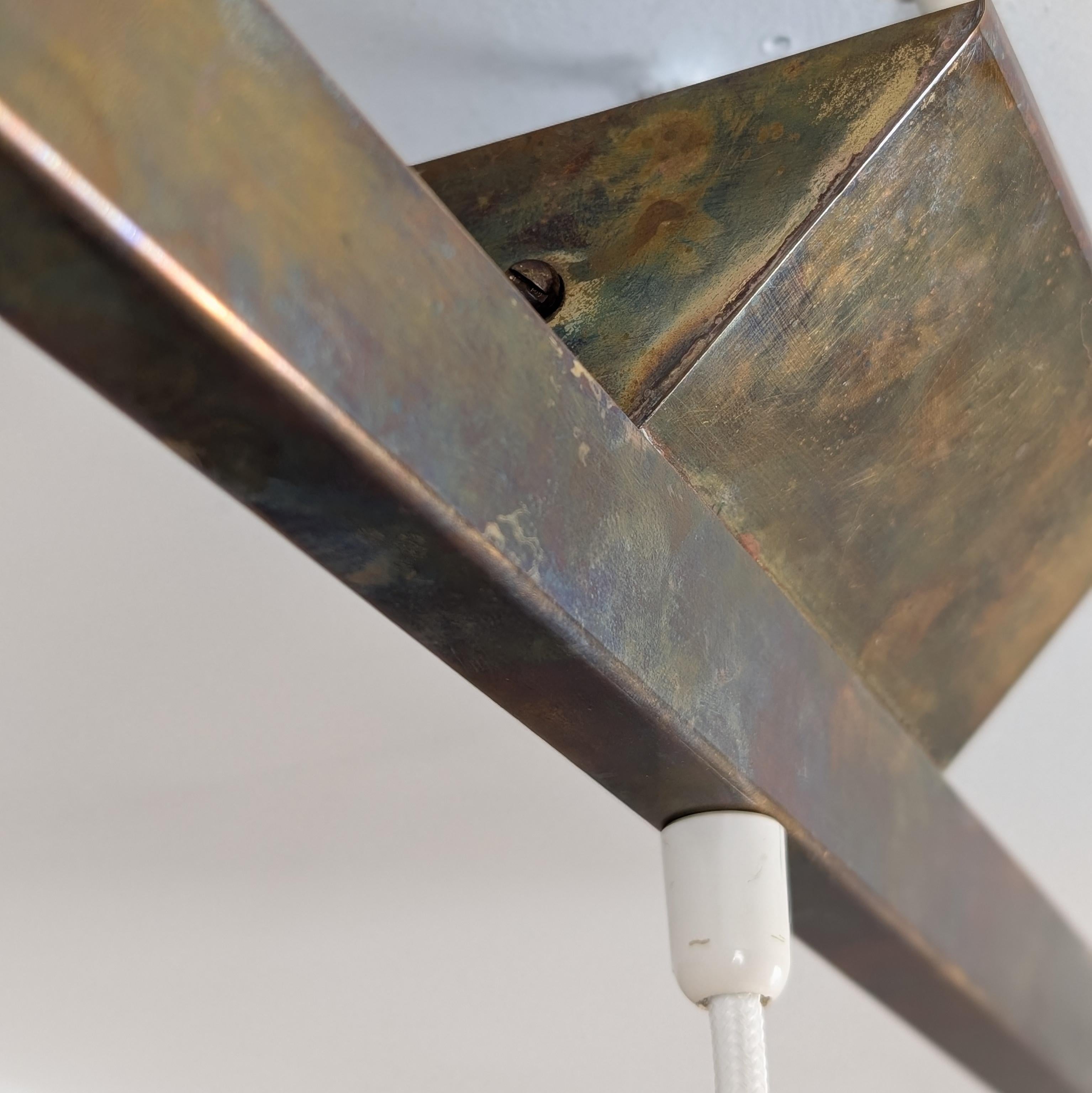 Metà XX secolo Ciondolo modernista in ottone traforato Paavo Tynell Modello 1995/3, Taito 1950s in vendita