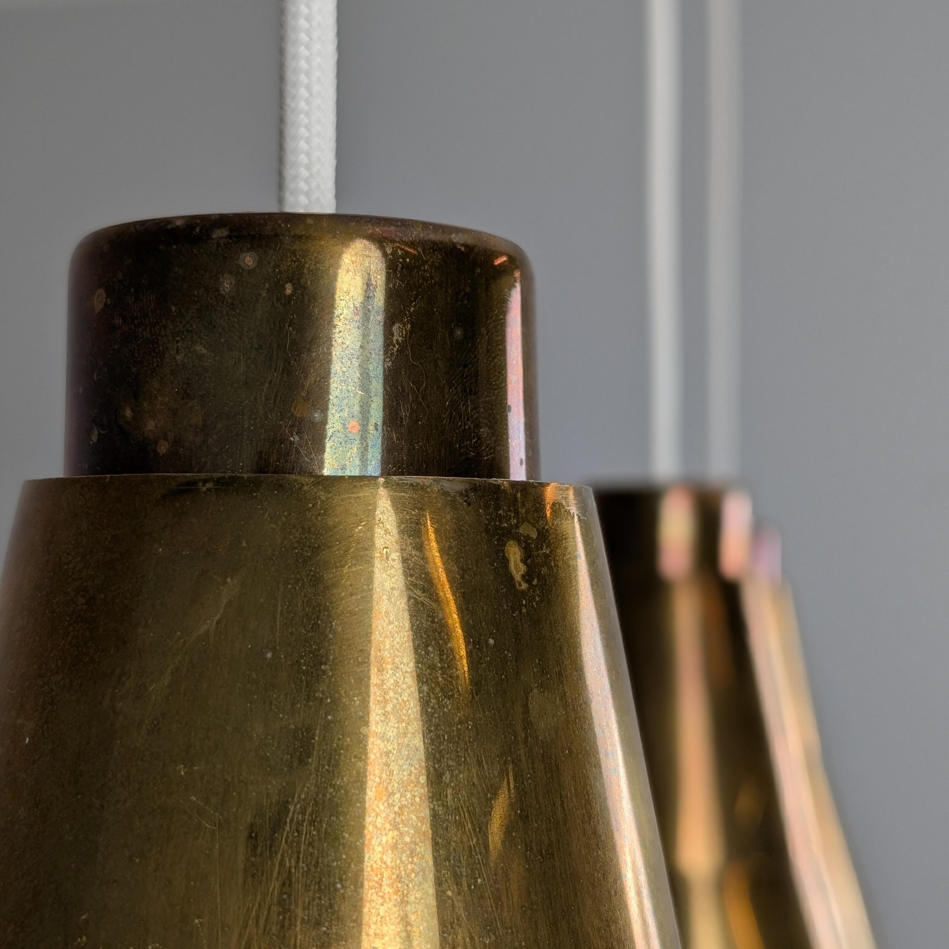 Ottone Ciondolo modernista in ottone traforato Paavo Tynell Modello 1995/3, Taito 1950s in vendita