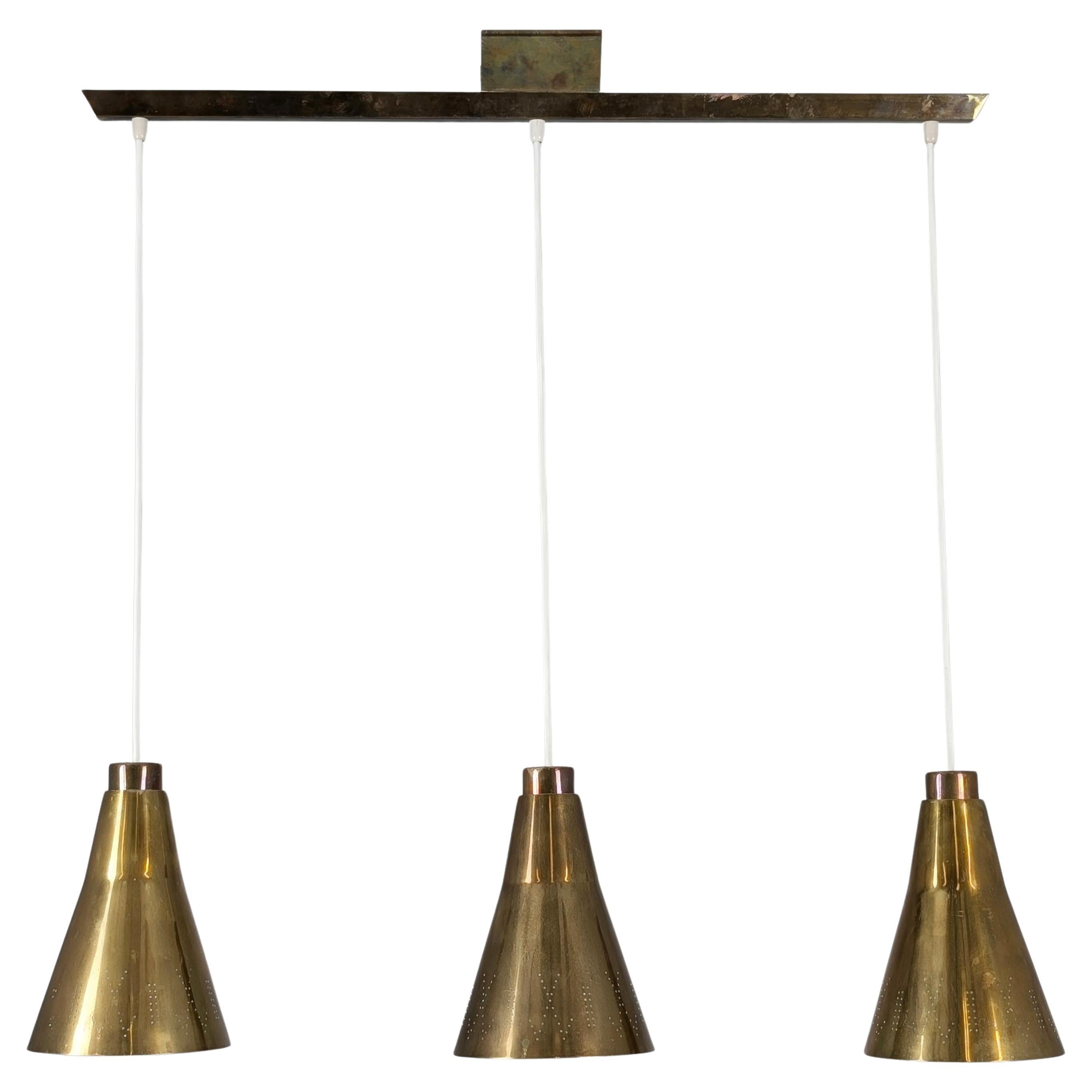 Pendentif moderniste en laiton perforé Paavo Tynell Model No 1995/3, Taito 1950s