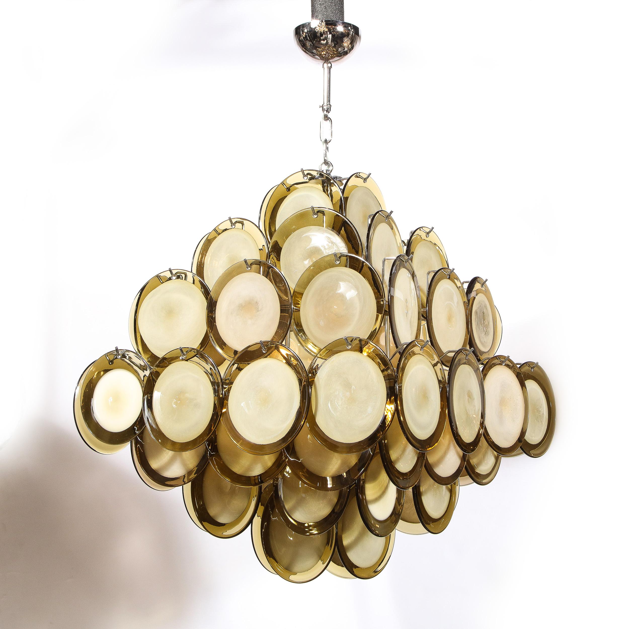 Questo elegante lampadario è stato realizzato a Murano, in Italia, l'isola al largo di Venezia rinomata da secoli per la sua superlativa produzione di vetro. Presenta un corpo in stile pagoda - composto da un'abbondanza di dischi con centri opachi