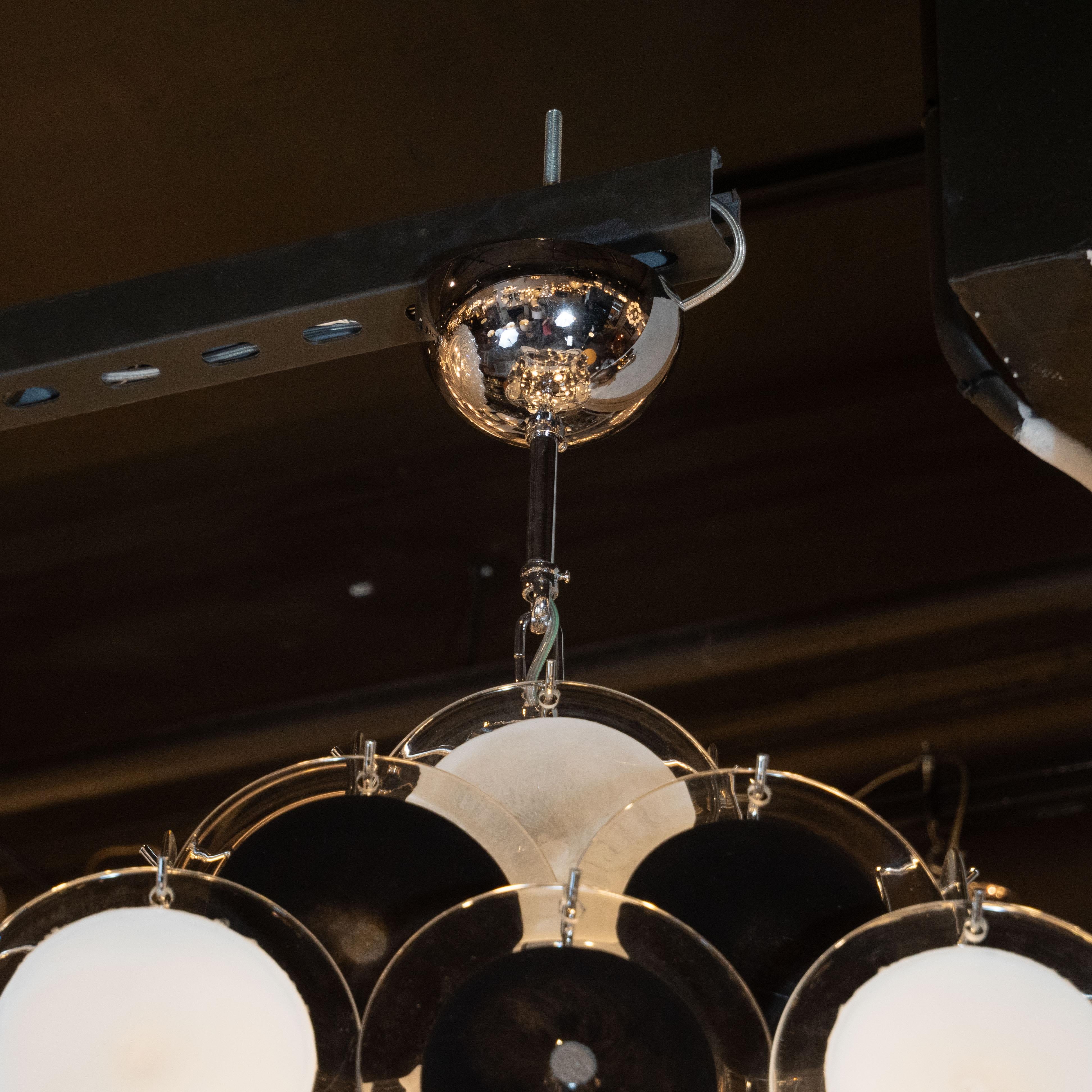 Modernistischer Scheiben-Kronleuchter im Pagodenstil aus mundgeblasenem Muranoglas in Schwarz und Weiß (Italienisch) im Angebot