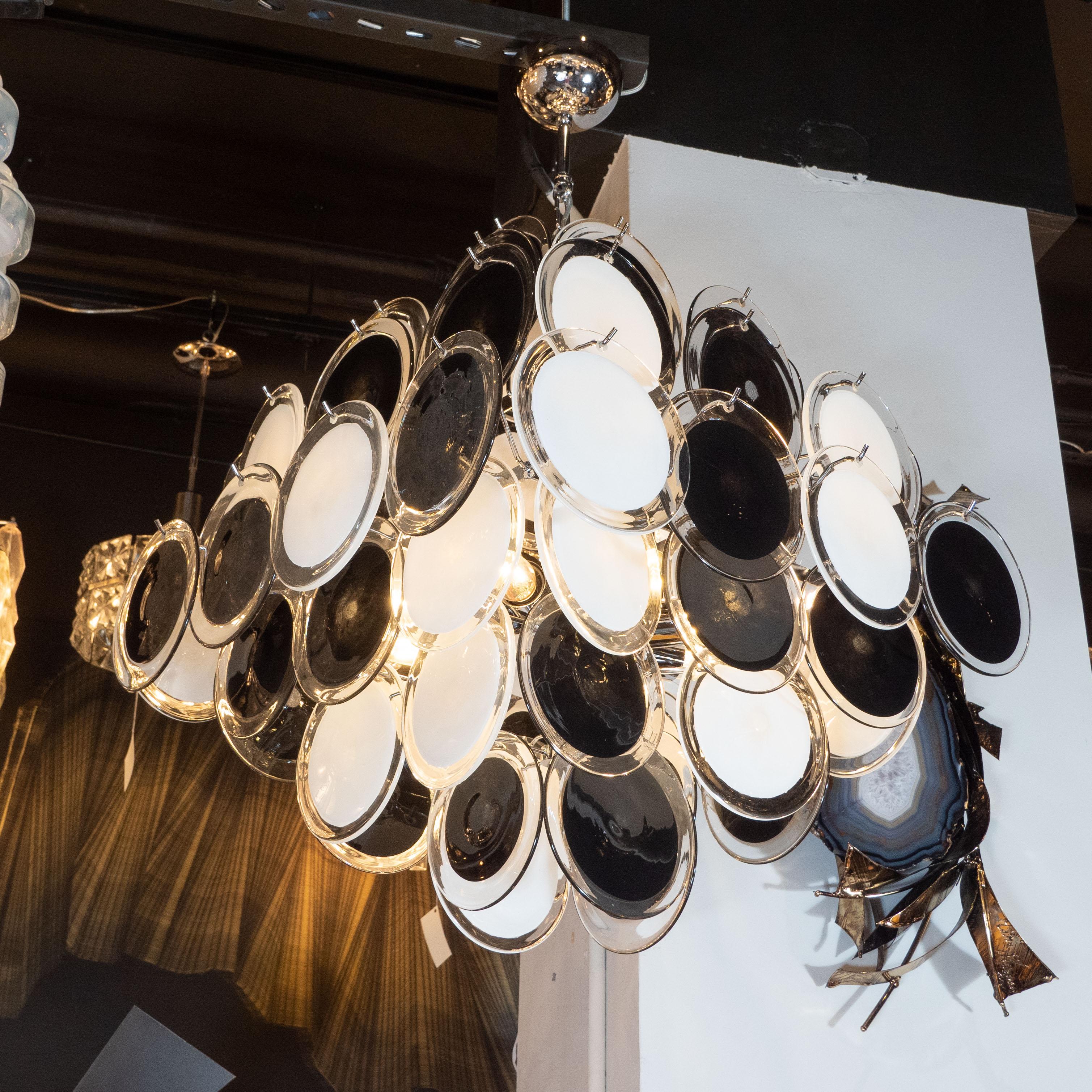 Modernistischer Scheiben-Kronleuchter im Pagodenstil aus mundgeblasenem Muranoglas in Schwarz und Weiß im Zustand „Neu“ im Angebot in New York, NY