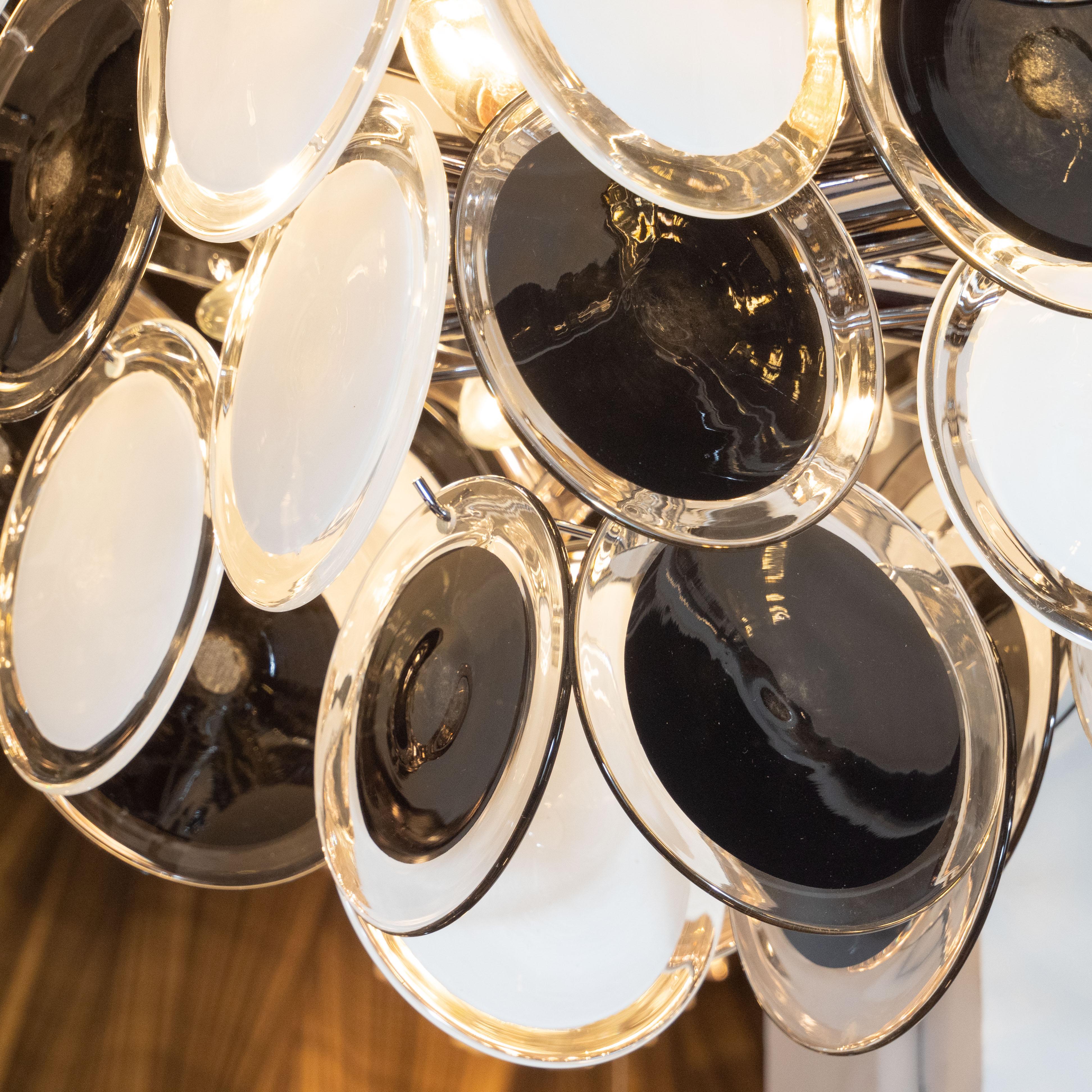 Modernistischer Scheiben-Kronleuchter im Pagodenstil aus mundgeblasenem Muranoglas in Schwarz und Weiß im Angebot 3