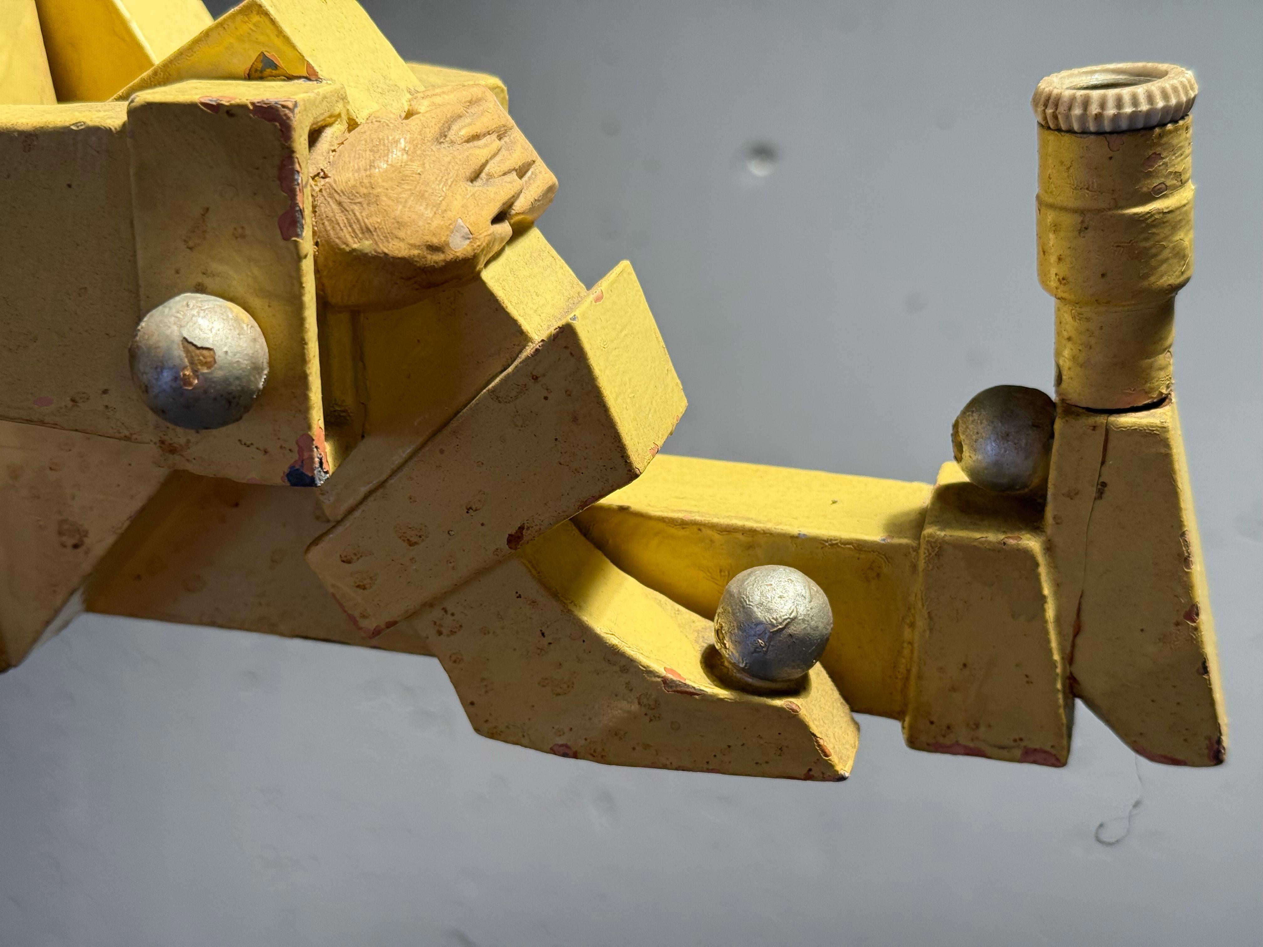 Lampadario modernista in legno verniciato unico nel suo genere in vendita 4