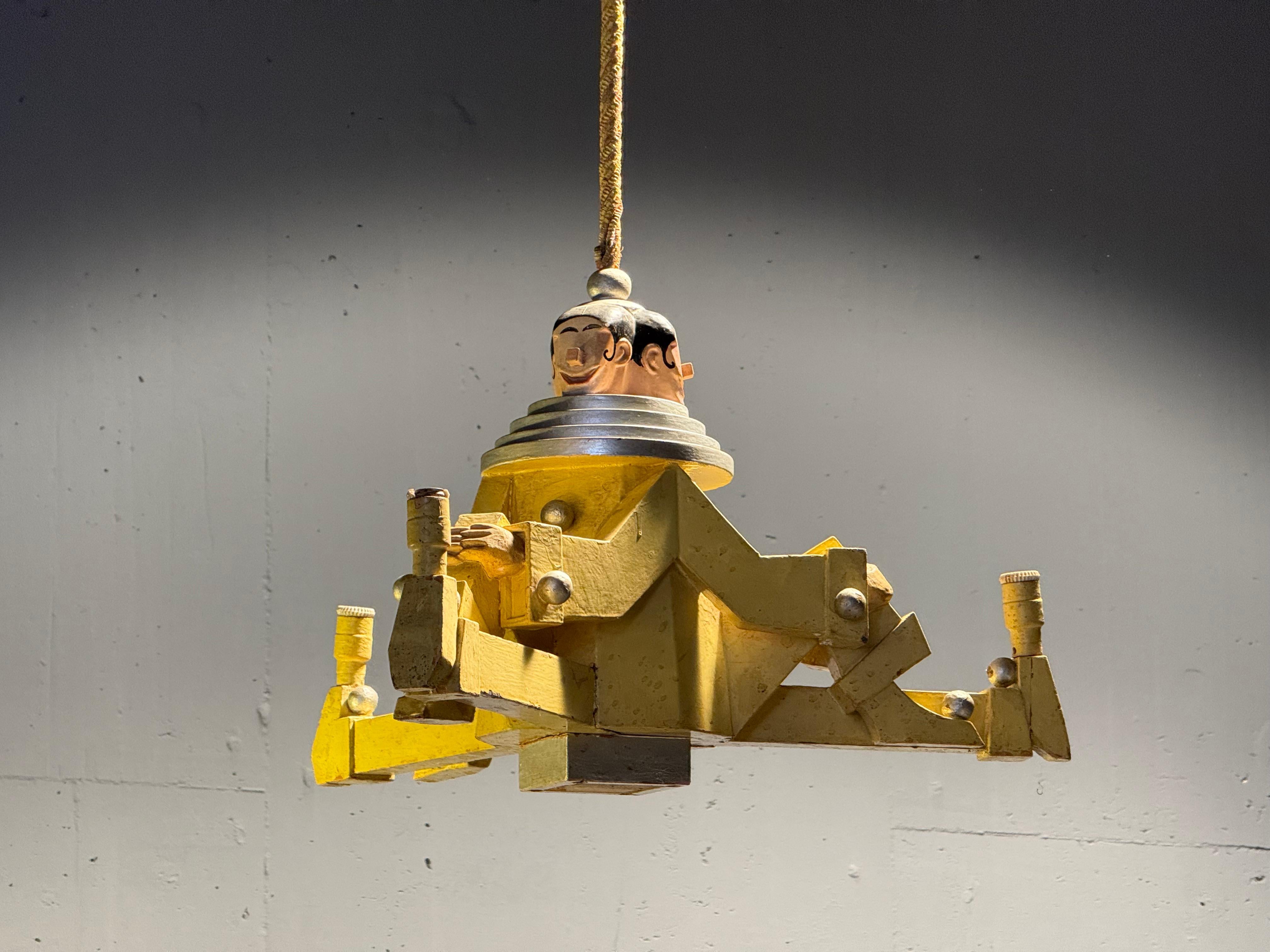 Lampadario modernista in legno dipinto unico nel suo genere. Dimensioni senza cavo 
 sono 29 cm.