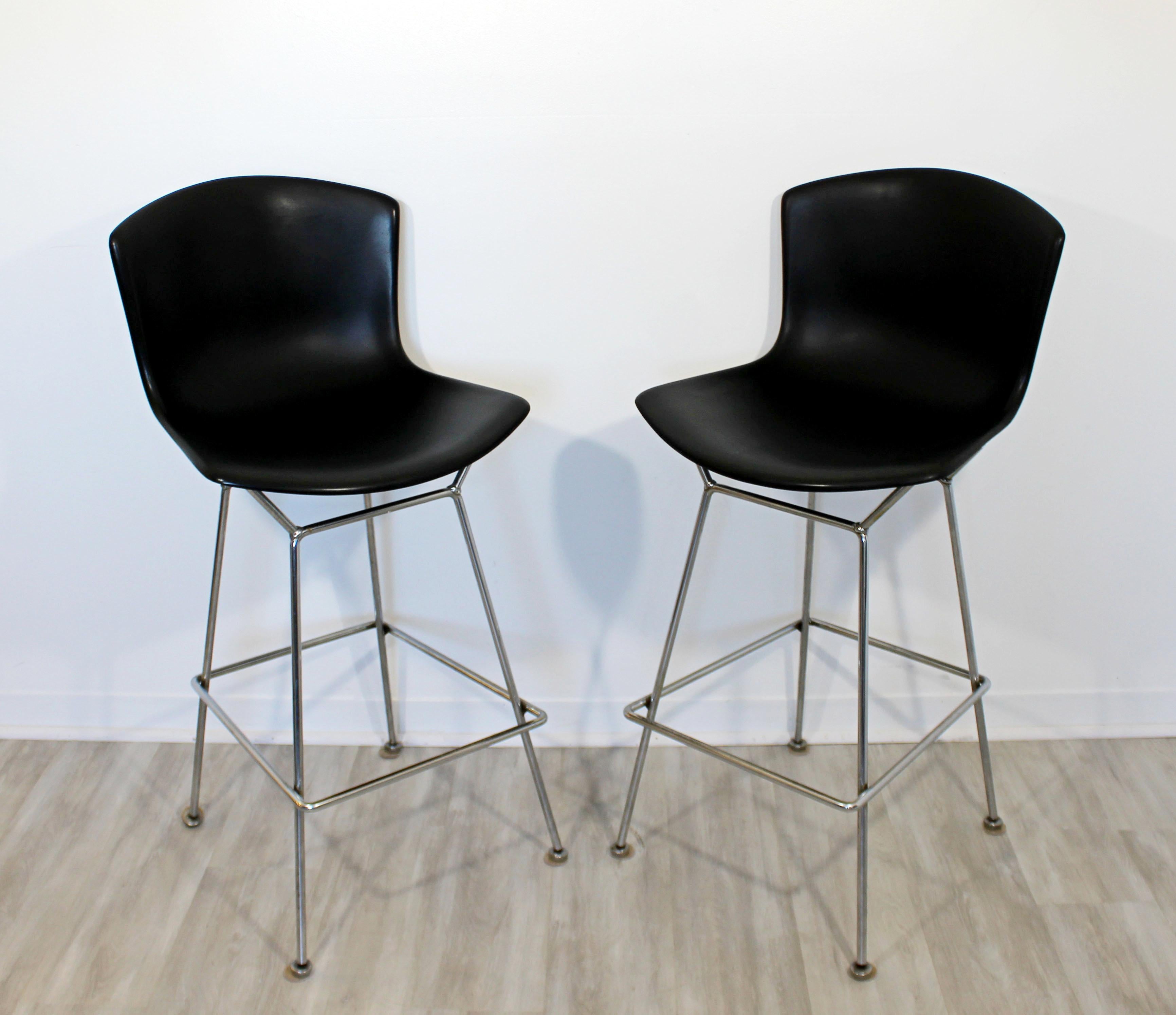 For your consideration is a great pair of Harry Bertoia for Knoll bar stools, made of chrome and with angular black fiberglass seats, by Knoll, circa 1970s. In very good vintage condition. The dimensions are 20.5