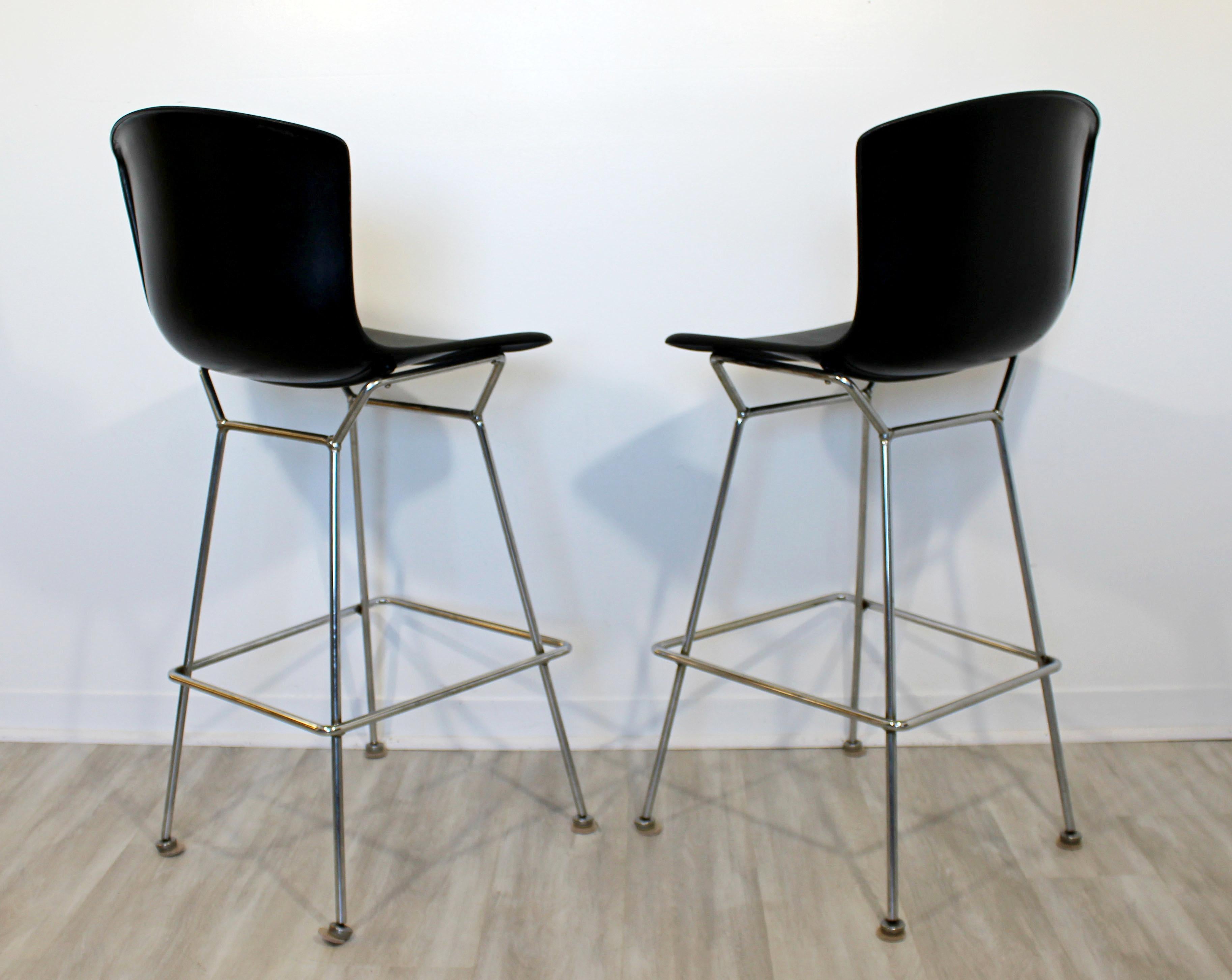 Modernist Pair of Harry Bertoia Knoll High Bar Stools Chrome Black Fiberglass In Good Condition In Keego Harbor, MI