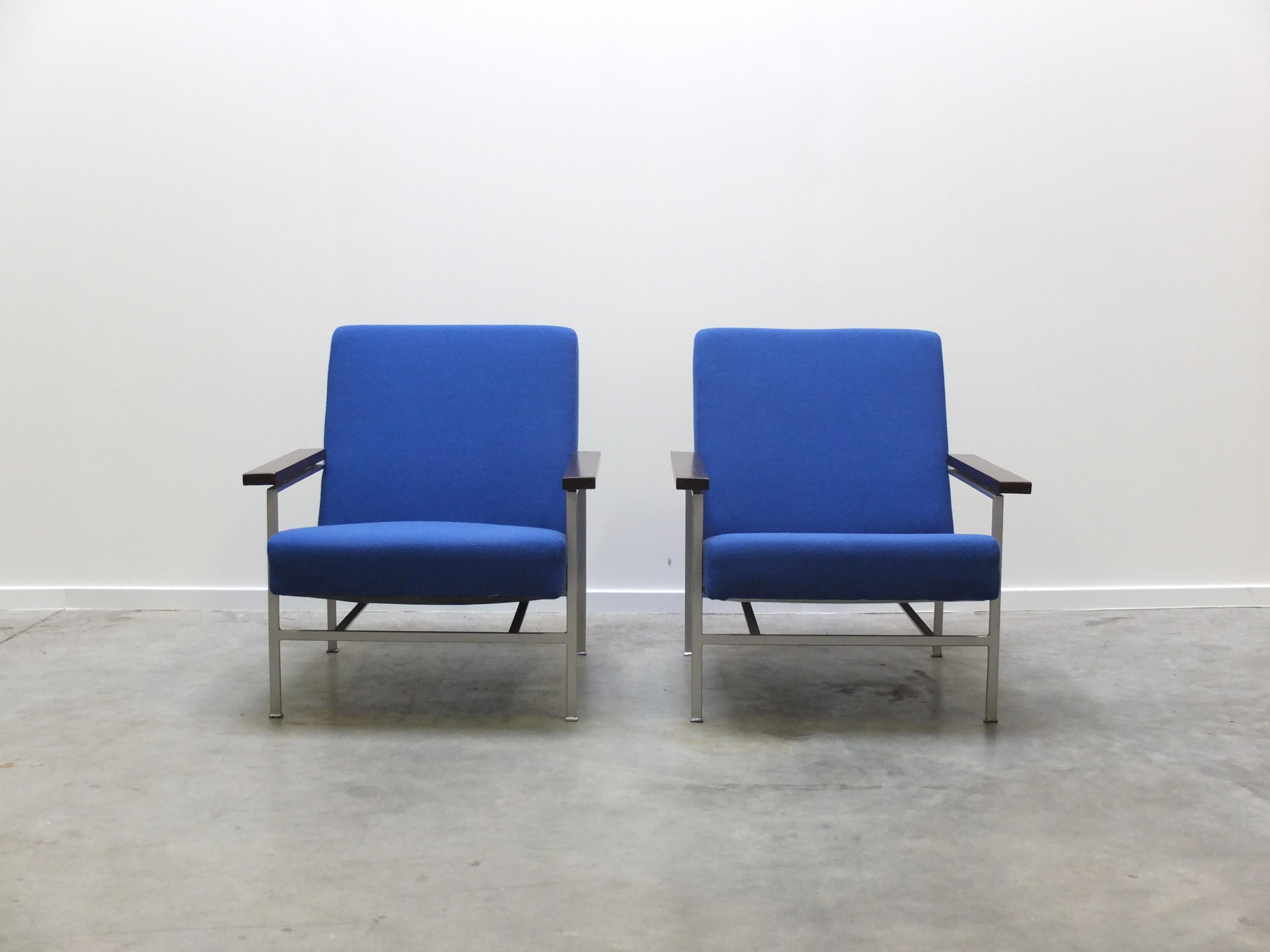 Stunning pair of easy chairs designed by Rob Parry for Gelderland during the 1950s. Modernist touch thanks to the rectangular metal frame combined with the signature floating wooden armrests. This pair has been professionally reupholstered with a
