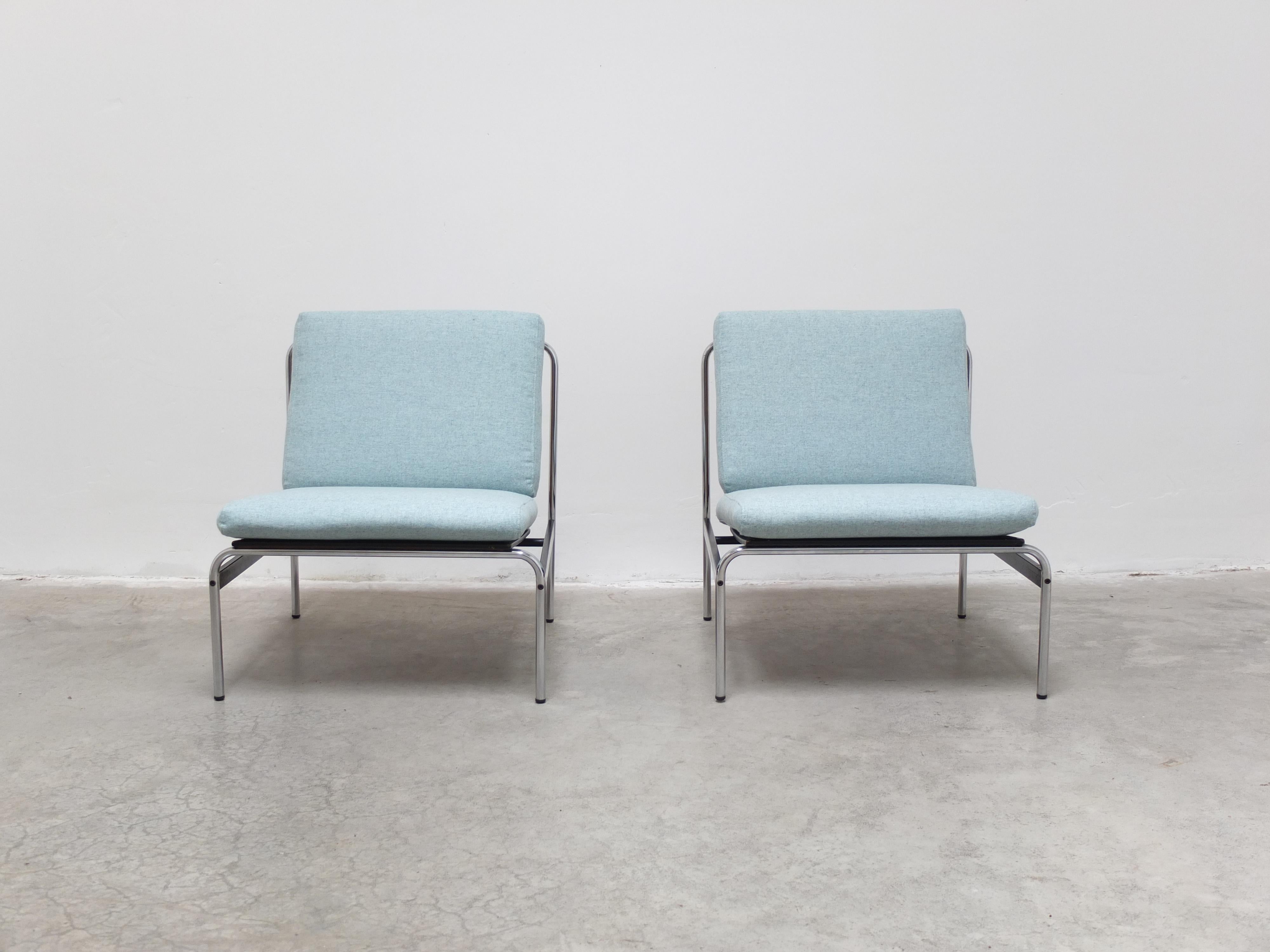 Fantastique paire de chaises de salon modernistes produites aux Pays-Bas dans les années 1960. Ce design est très similaire à certains travaux de Kho Liang pour Artifort, mais jusqu'à présent je n'en ai pas trouvé la preuve, ce qui les rend encore