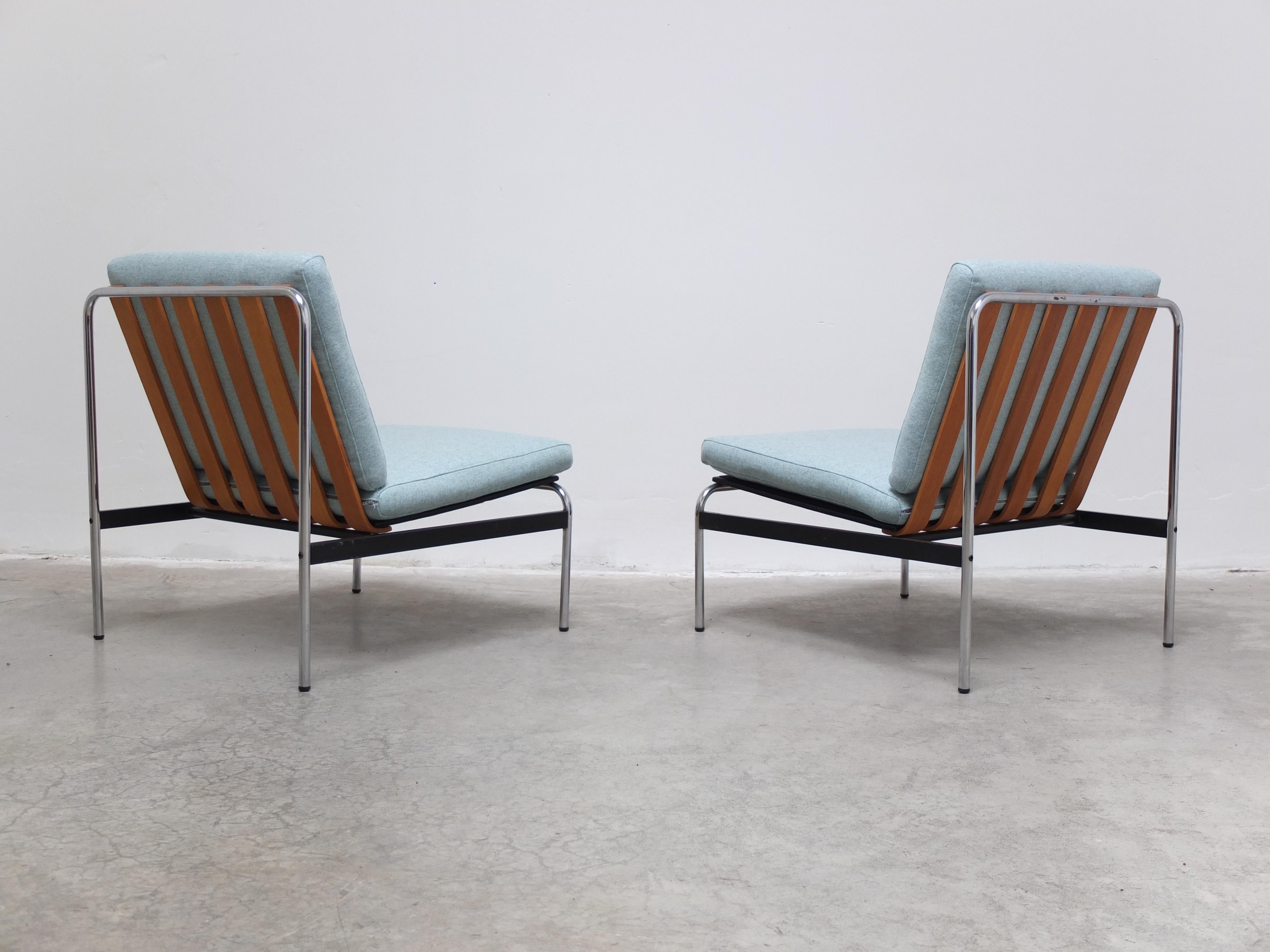 Modernistisches Paar Sessel ohne Armlehne im Stil von Kho Liang Ie, 1960er Jahre (Stahl) im Angebot