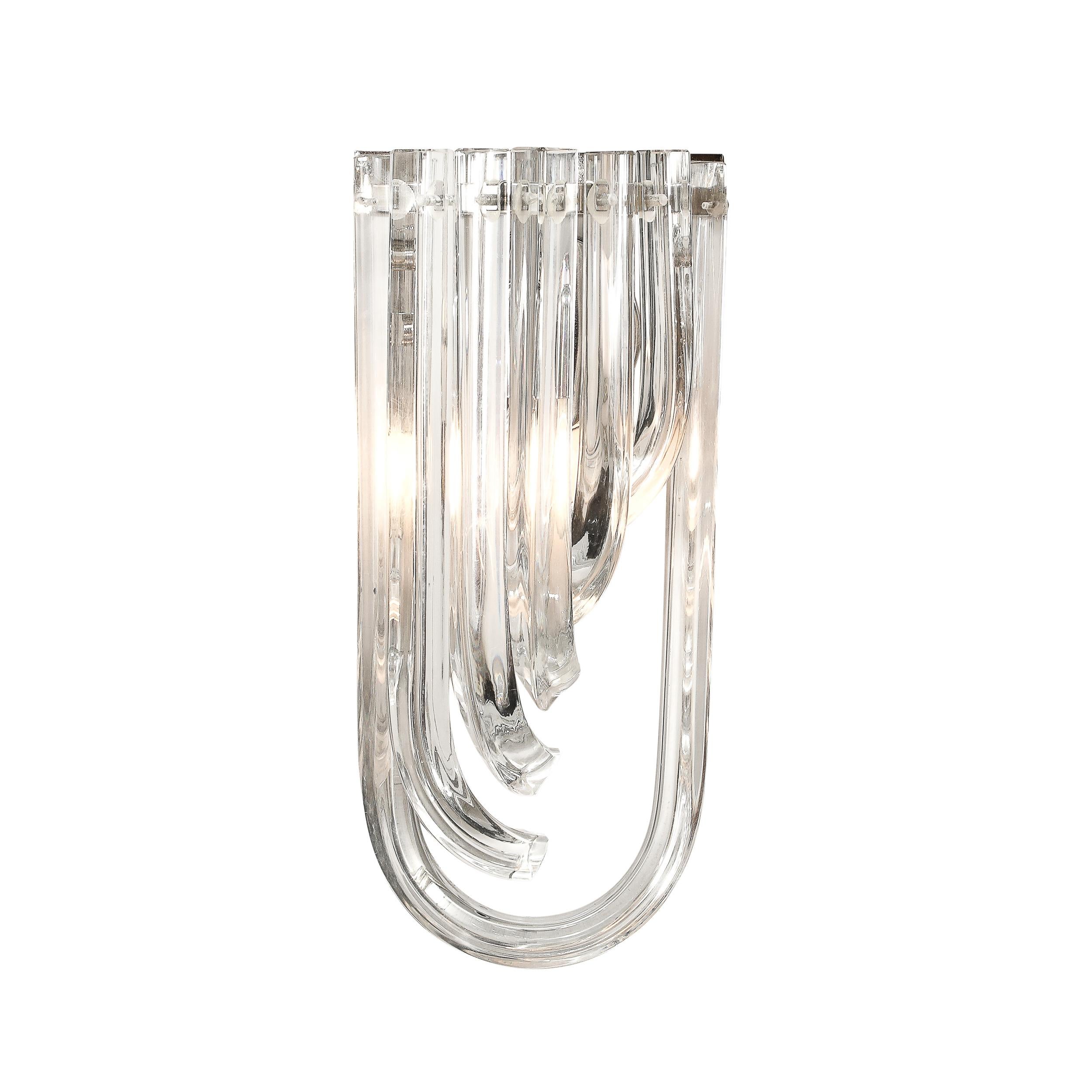 Ces magnifiques appliques en ruban ont été réalisées à Murano, en Italie, l'île située au large de Venise et réputée depuis des siècles pour sa production de verre de qualité supérieure. Composées de tiges curvilignes superposées en verre de Murano