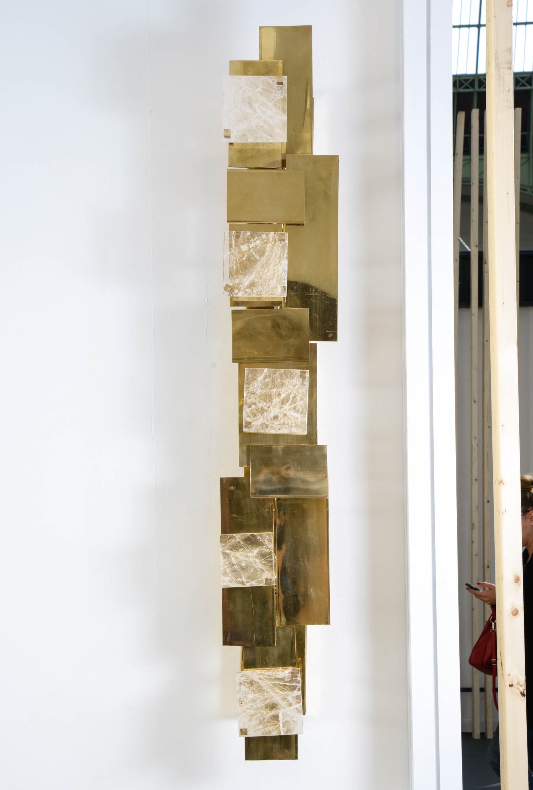 Paire d'appliques en laiton et cristal de roche, nombreux éclairages, édition 8 pièces seulement, création de la Galerie Glustin
Exposé au Salon Révélations au Grand Palais, Paris, septembre 2015.