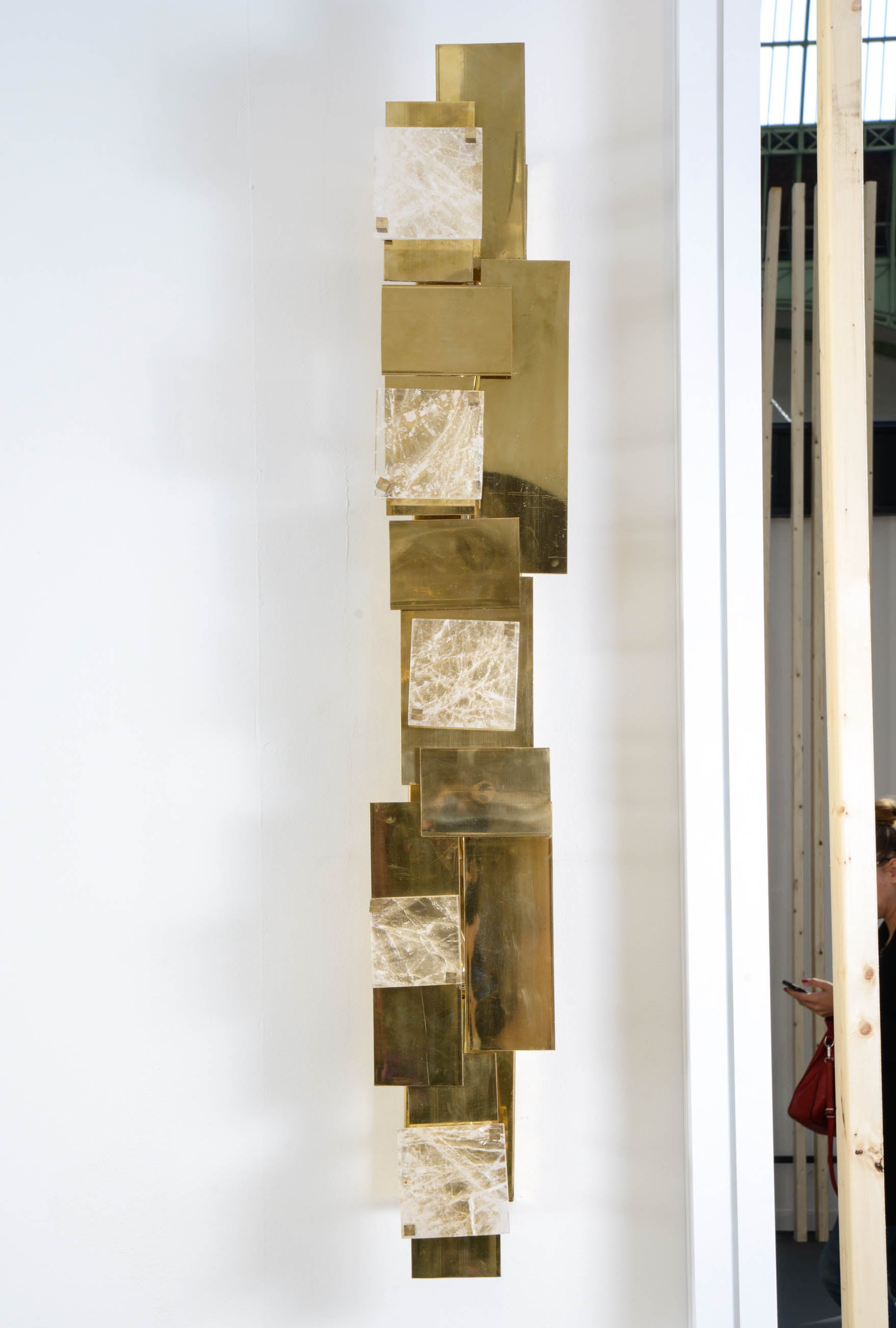 Coppia di appliques in ottone con fette di cristalli di rocca cubici.
Creazione dello Studio Glustin.

