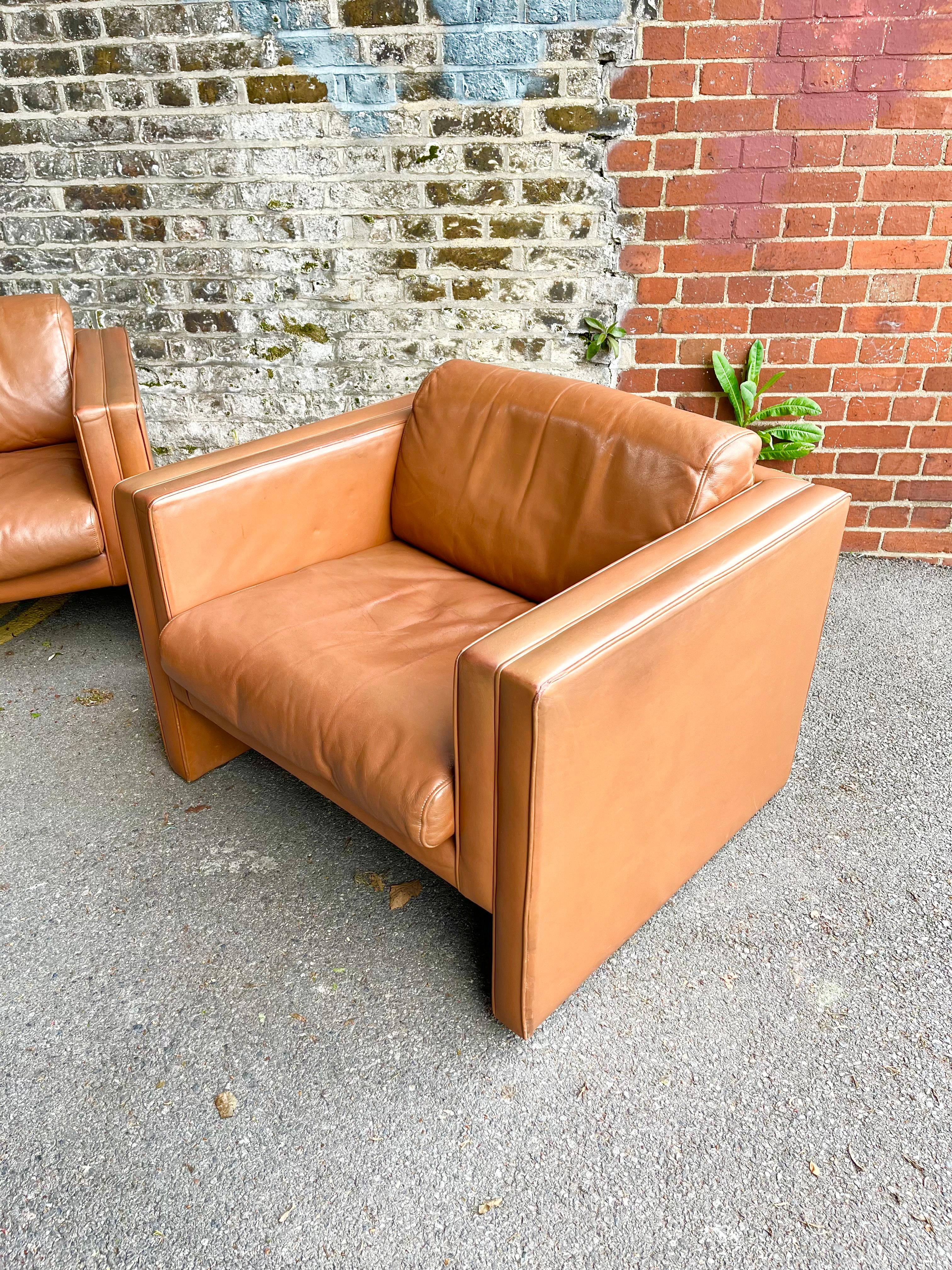 Modernist pair of Walter Knoll mid-century German leather armchairs club chairs In Fair Condition In London, GB