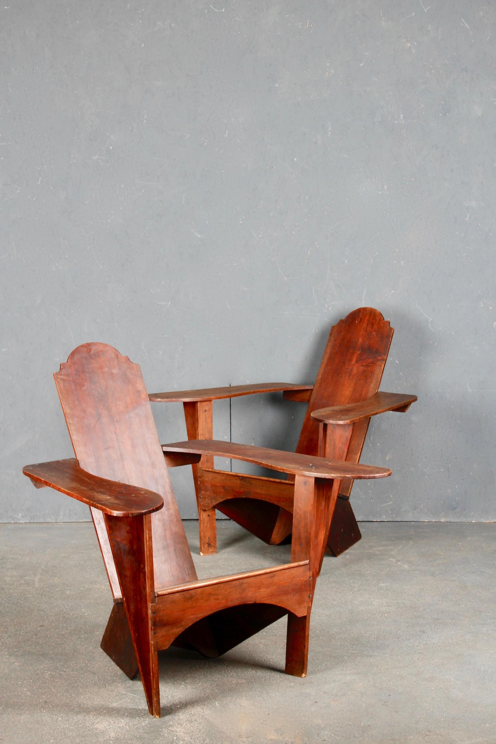 Paire de fauteuils de sculpture en bois modernistes en vente 7