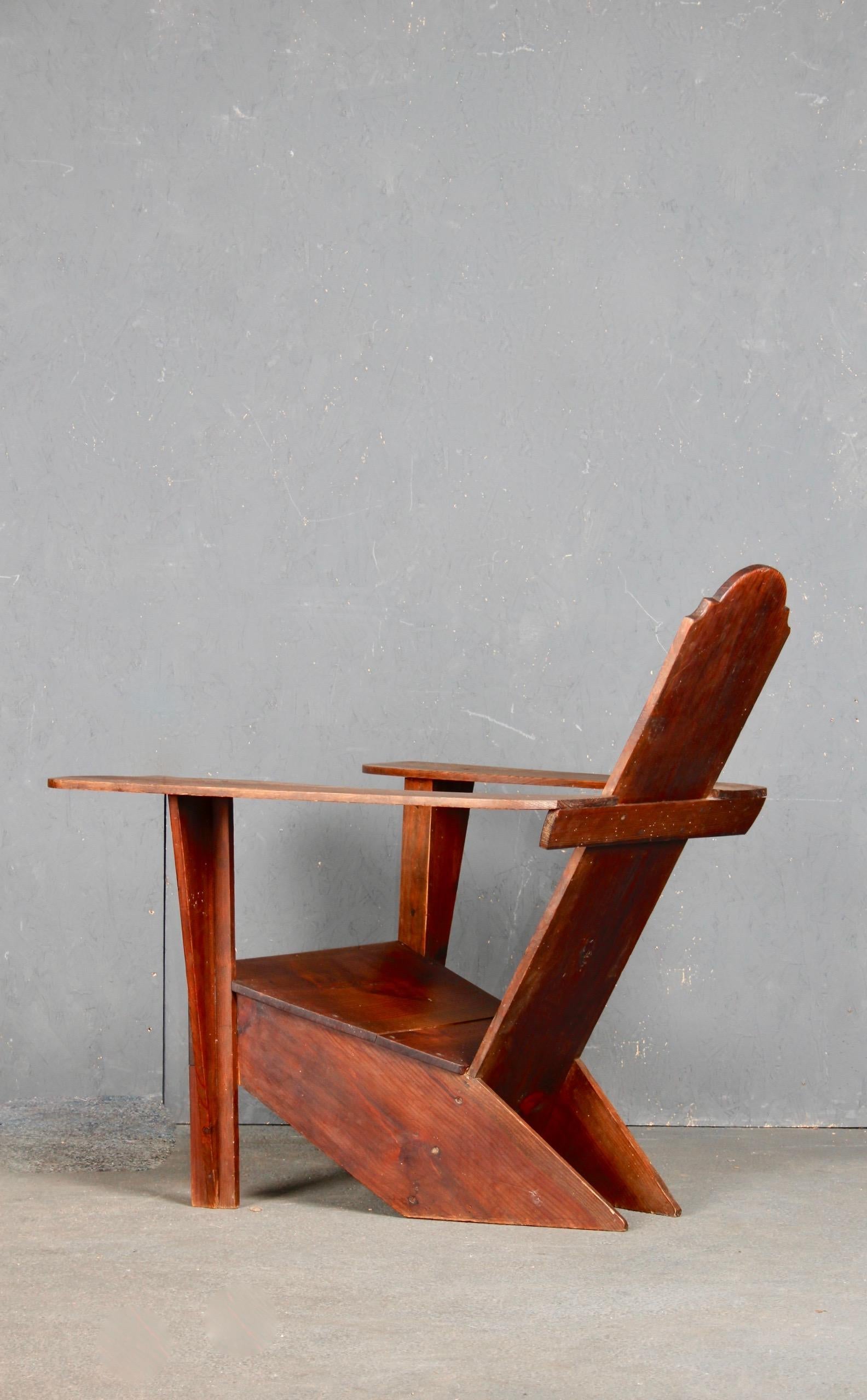 Bois Paire de fauteuils de sculpture en bois modernistes en vente