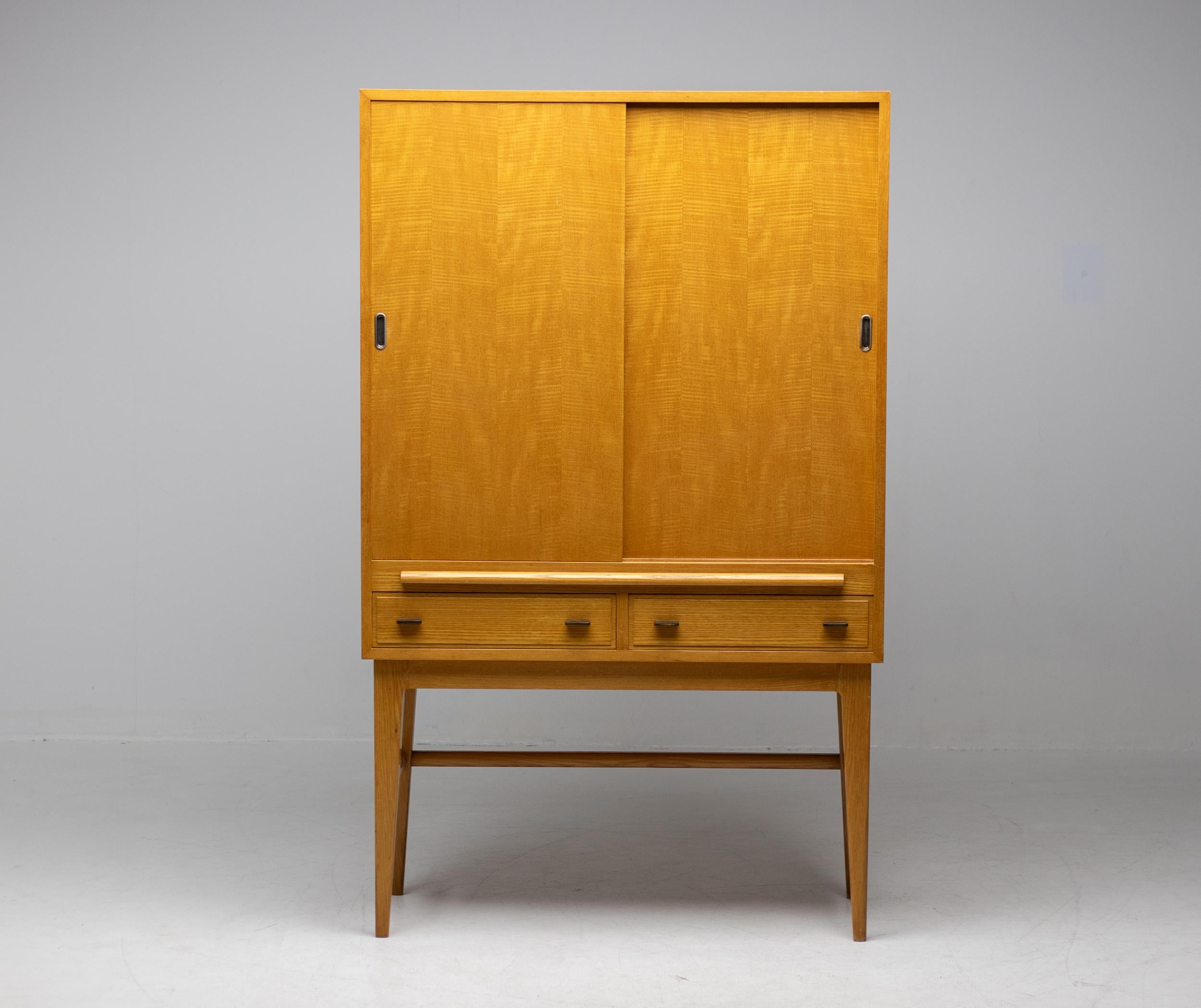 Magnifique meuble moderne du milieu du siècle dernier fabriqué par Pander & Zonen, célèbre fabricant néerlandais de meubles haut de gamme dans la première moitié du 20e siècle. Pander a travaillé avec d'importants architectes d'intérieur et
