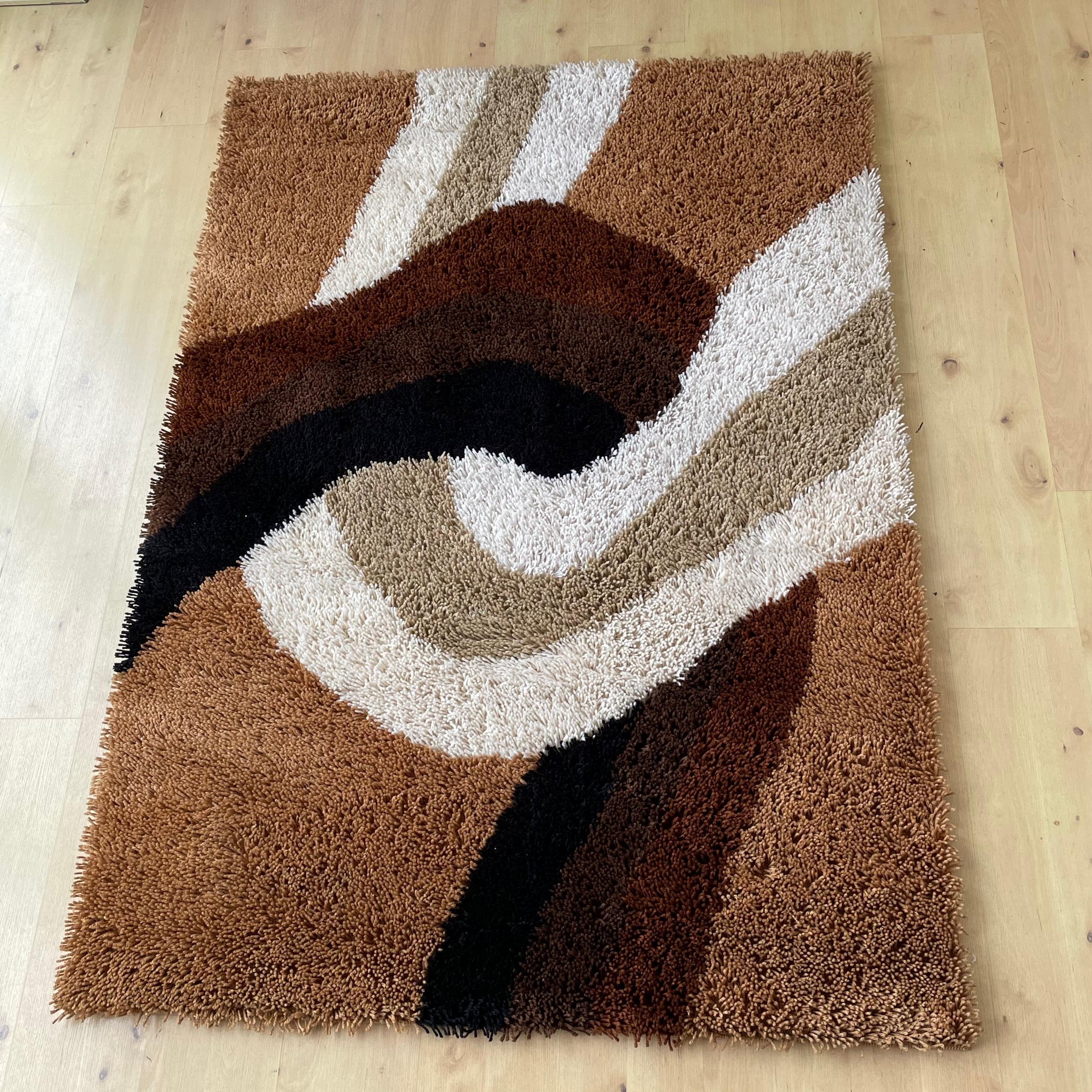 Article:

Original rya rug


Decade:

1970s


Origin:

USA - produced in Germany


Producer:

Concepts International 



Description:

This rug is a great example of 1970s pop art interior. Made in high quality rya weaving