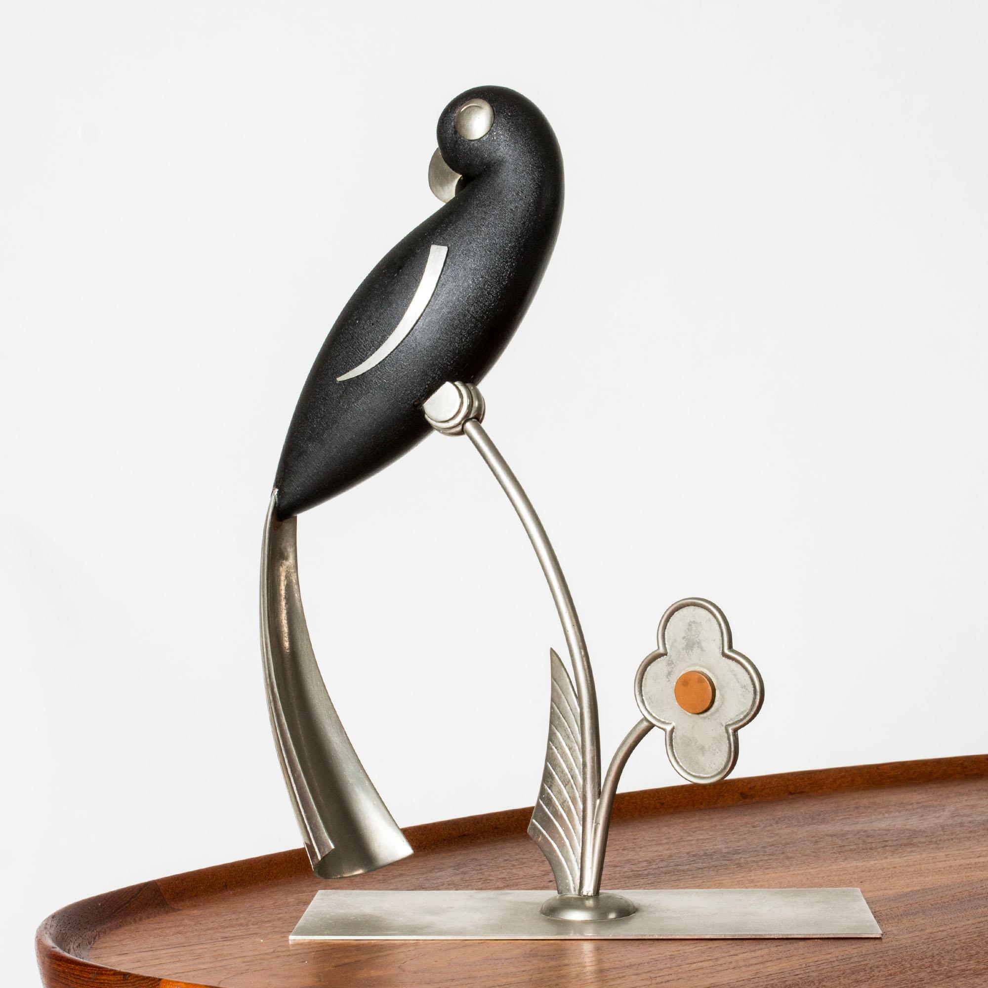 Ravissante figurine de perroquet et de fleur de Carl-Einar Borgström, réalisée en étain et en bois laqué. Des formes ludiques et fonctionnalistes.

Borgström a conçu une série de ces sculptures graphiques, qui ont été produites par Ystad-Metall en
