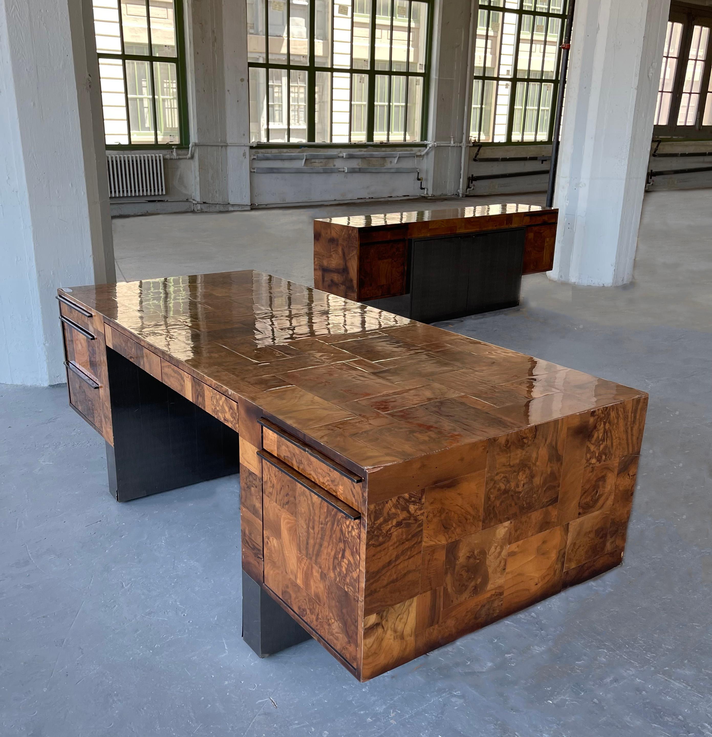 Questa imponente scrivania direzionale modernista, modello PE 400, disegnata da Paul Evans intorno al 1975, mostra il brillante design patchwork in legno di radica dell'ultima serie Cityscape dei designer. La scrivania presenta una finitura in