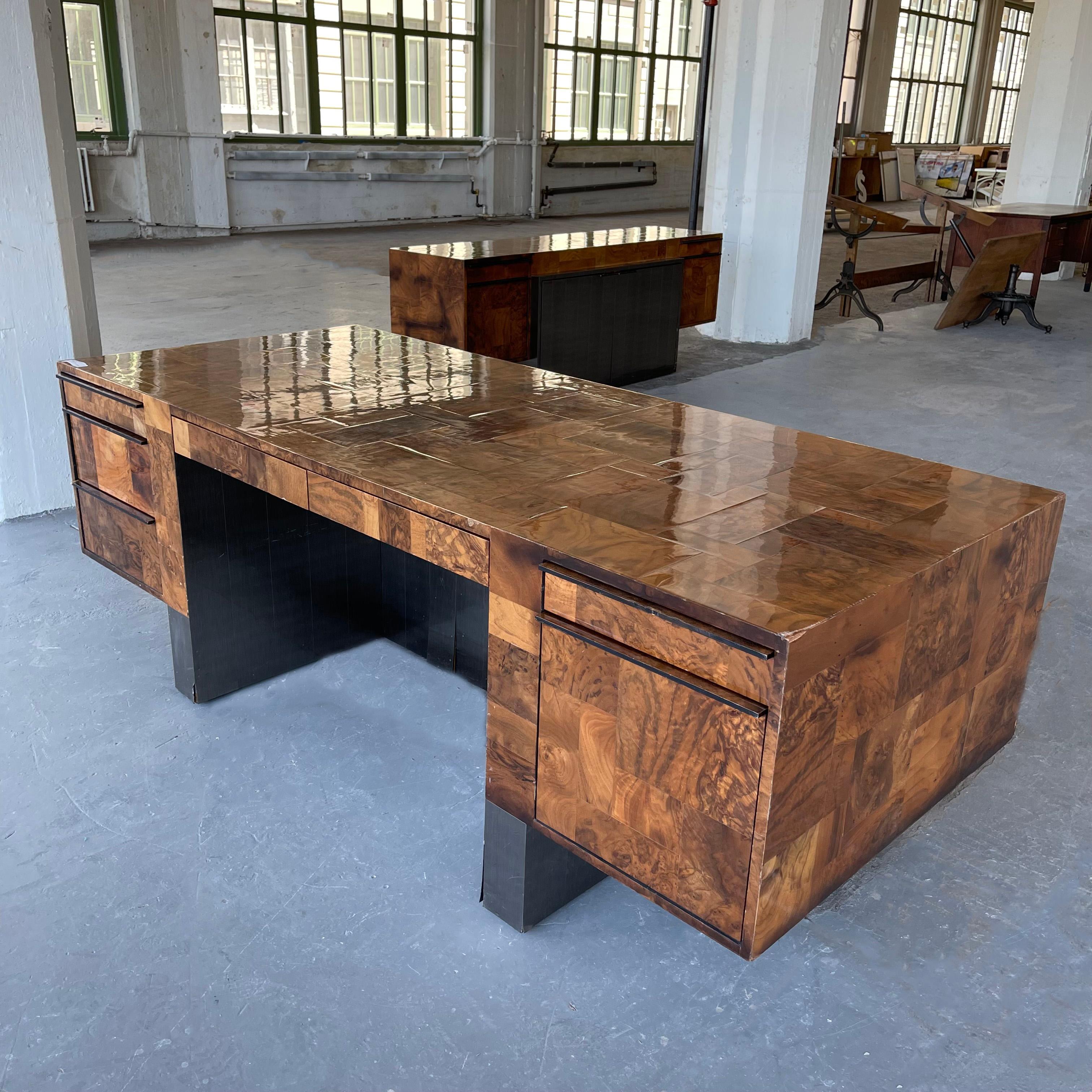 Americano Scrivania direzionale in radica patchwork modernista di Paul Evans Cityscape per Directional in vendita